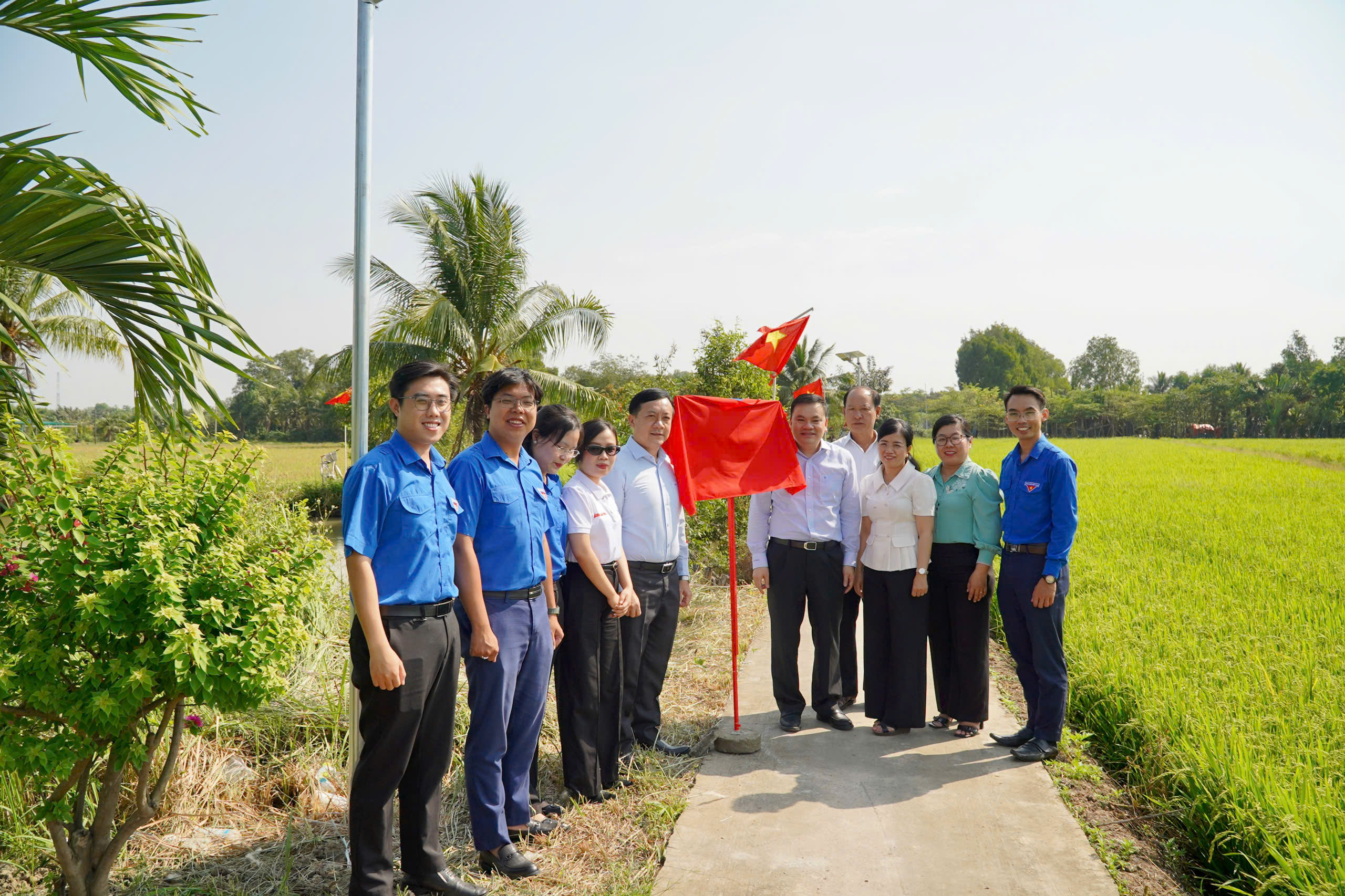 Thắp s&aacute;ng con đường v&agrave;o nh&agrave; Mẹ Việt Nam anh h&ugrave;ng ở x&atilde; T&acirc;n Nhựt - Ảnh 2.