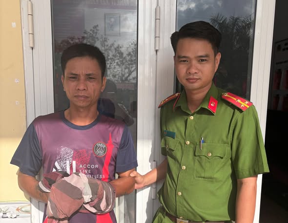 Giật điện thoại của người b&aacute;n v&eacute; số rồi ph&oacute;ng xe chạy về hướng trại giam - Ảnh 1.