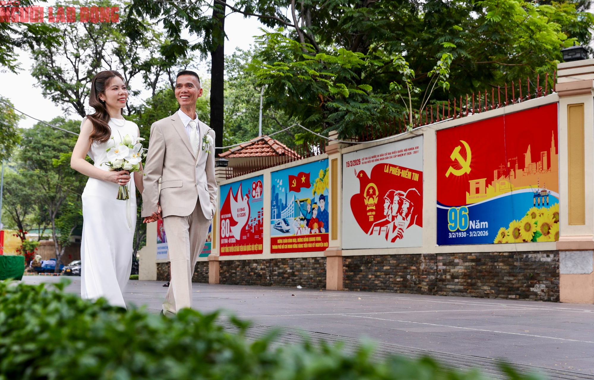 TPHCM rực rỡ cờ hoa ch&agrave;o mừng bầu cử Quốc hội kh&oacute;a XVI 2026 - Ảnh 1.