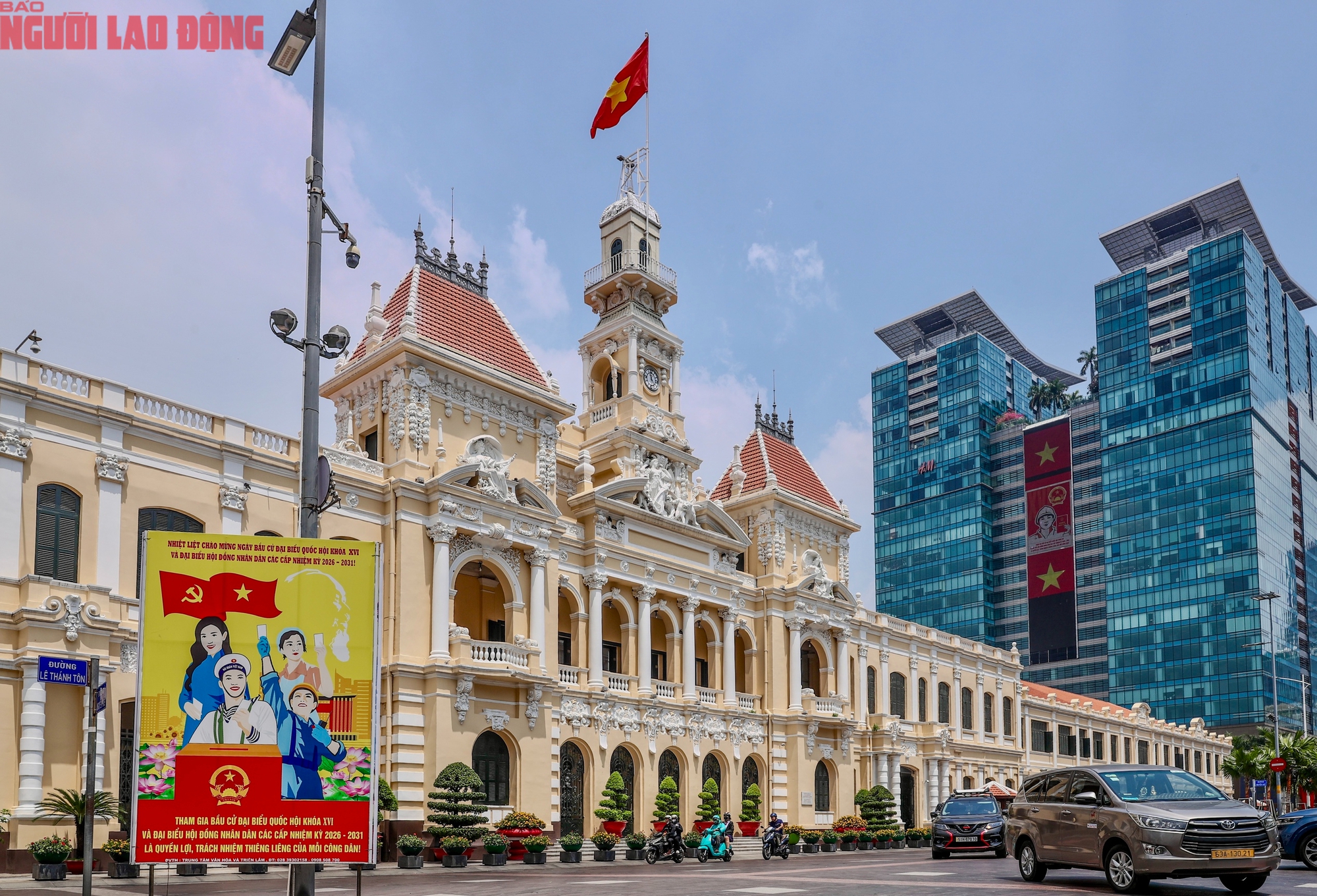 TPHCM rực rỡ cờ hoa ch&agrave;o mừng bầu cử Quốc hội kh&oacute;a XVI 2026 - Ảnh 2.