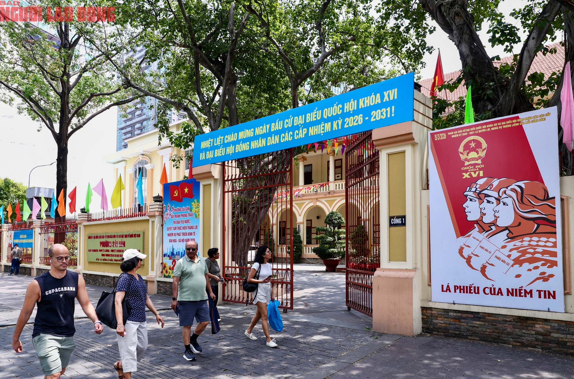 TPHCM rực rỡ cờ hoa ch&agrave;o mừng bầu cử Quốc hội kh&oacute;a XVI 2026 - Ảnh 9.