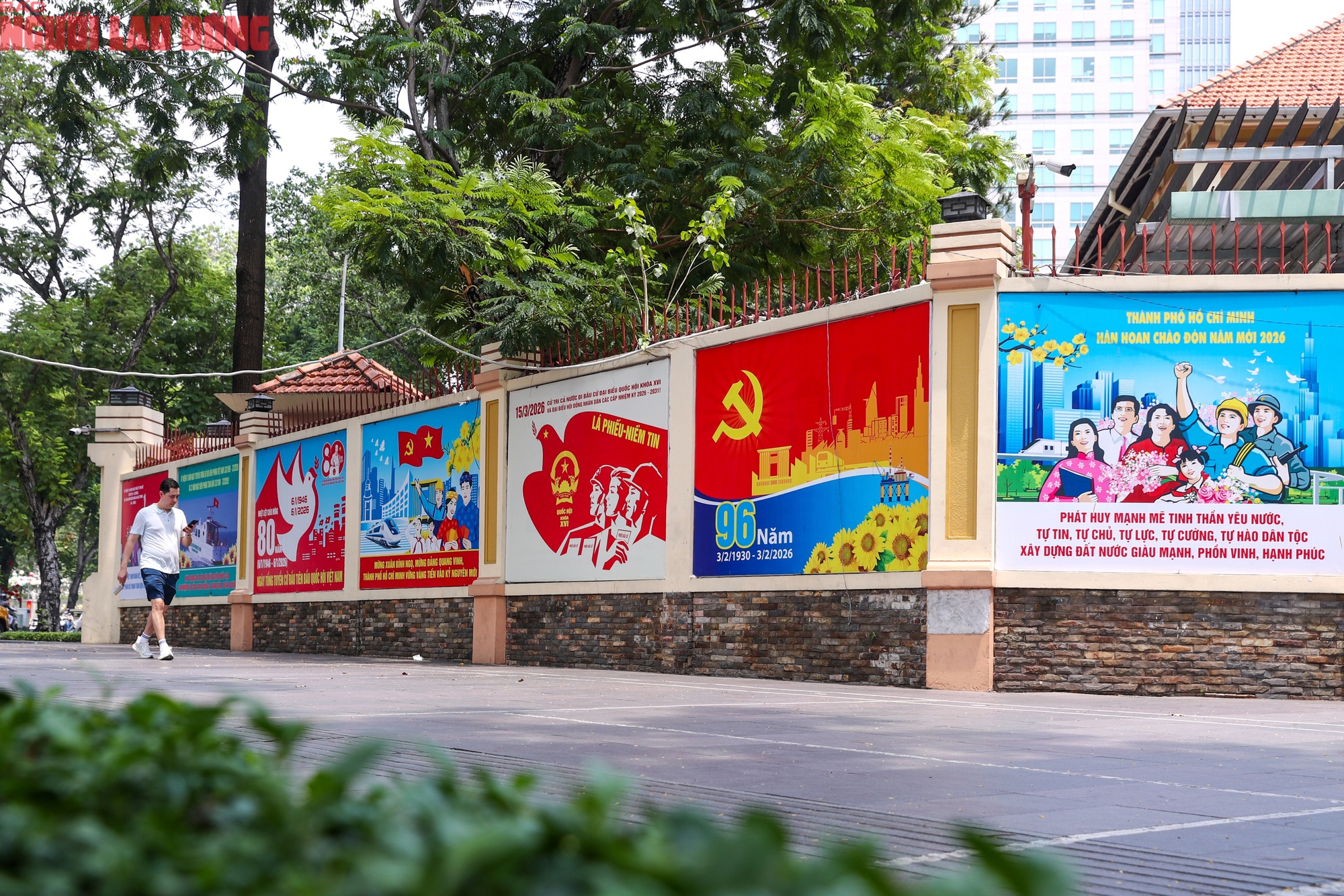 TPHCM rực rỡ cờ hoa ch&agrave;o mừng bầu cử Quốc hội kh&oacute;a XVI 2026 - Ảnh 10.