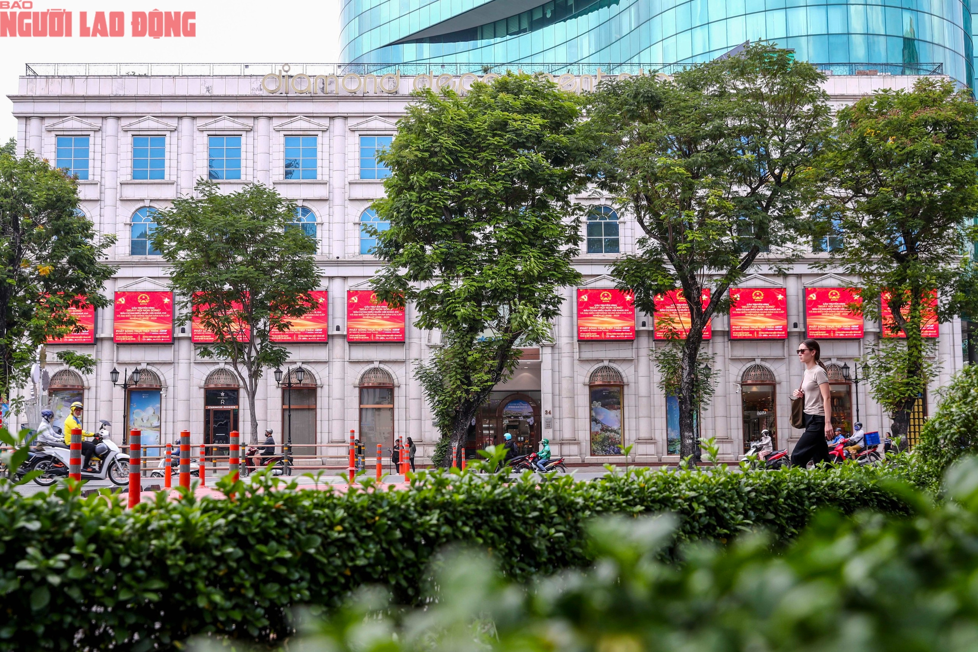 TPHCM rực rỡ cờ hoa ch&agrave;o mừng bầu cử Quốc hội kh&oacute;a XVI 2026 - Ảnh 11.