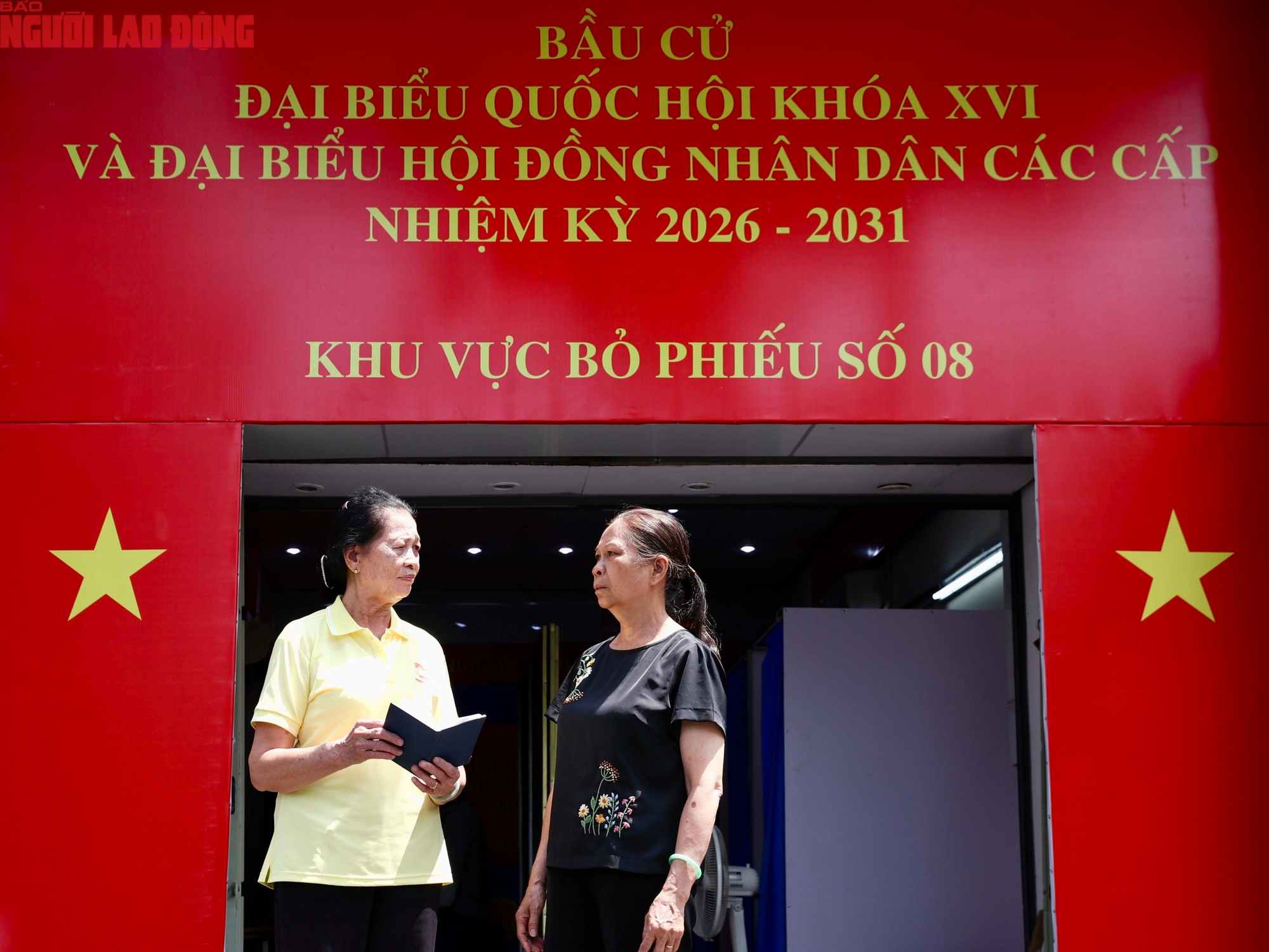 TPHCM rực rỡ cờ hoa ch&agrave;o mừng bầu cử Quốc hội kh&oacute;a XVI 2026 - Ảnh 14.