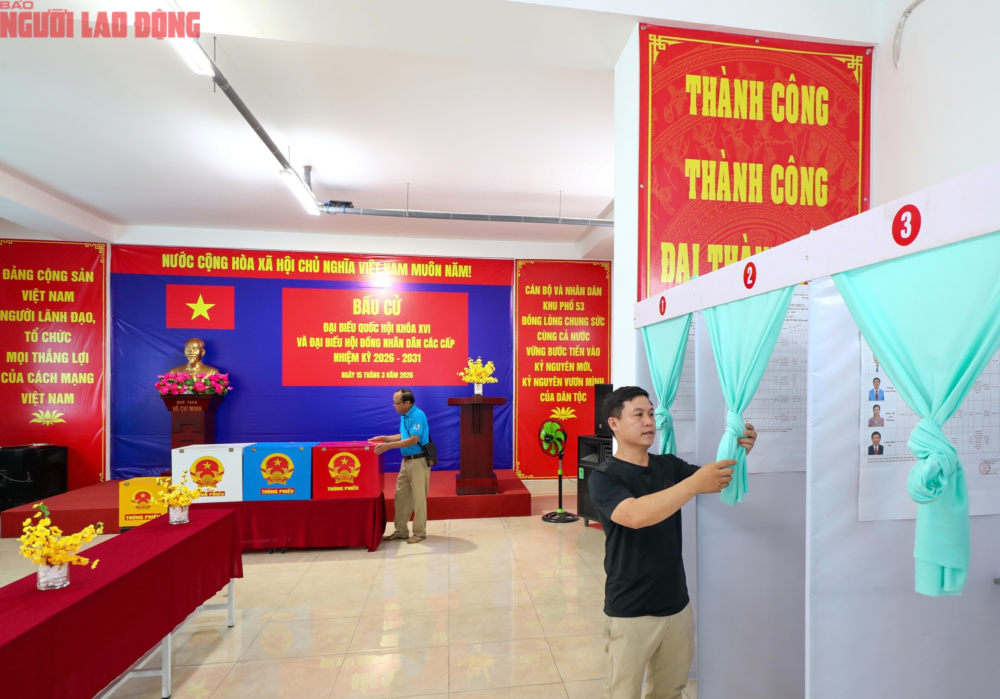 TPHCM rực rỡ cờ hoa ch&agrave;o mừng bầu cử Quốc hội kh&oacute;a XVI 2026 - Ảnh 20.