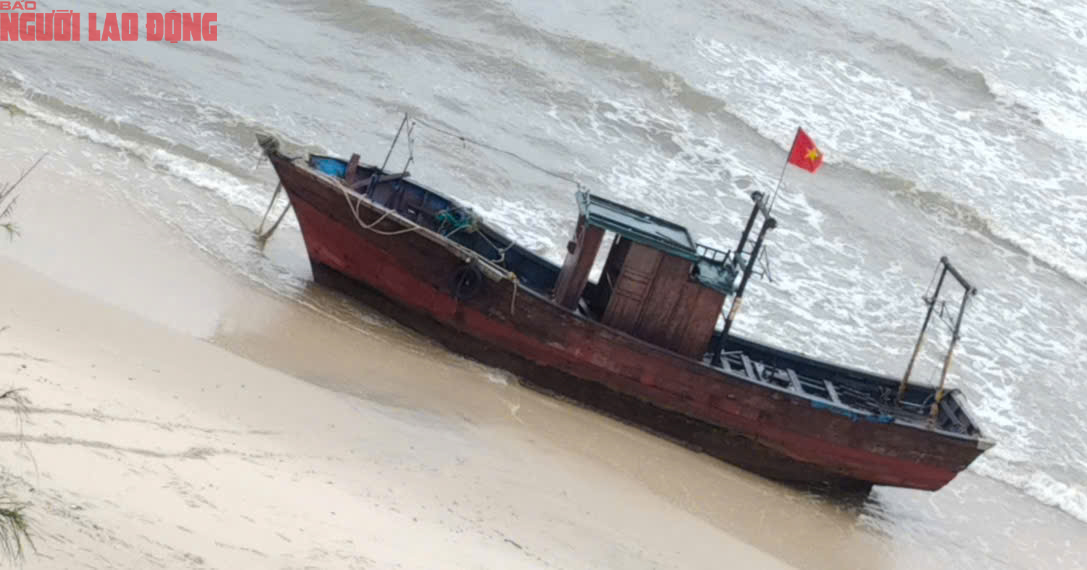 T&agrave;u gỗ kh&ocirc;ng người dạt v&agrave;o bờ biển Quảng Trị g&acirc;y x&ocirc;n xao cộng đồng - Ảnh 1.