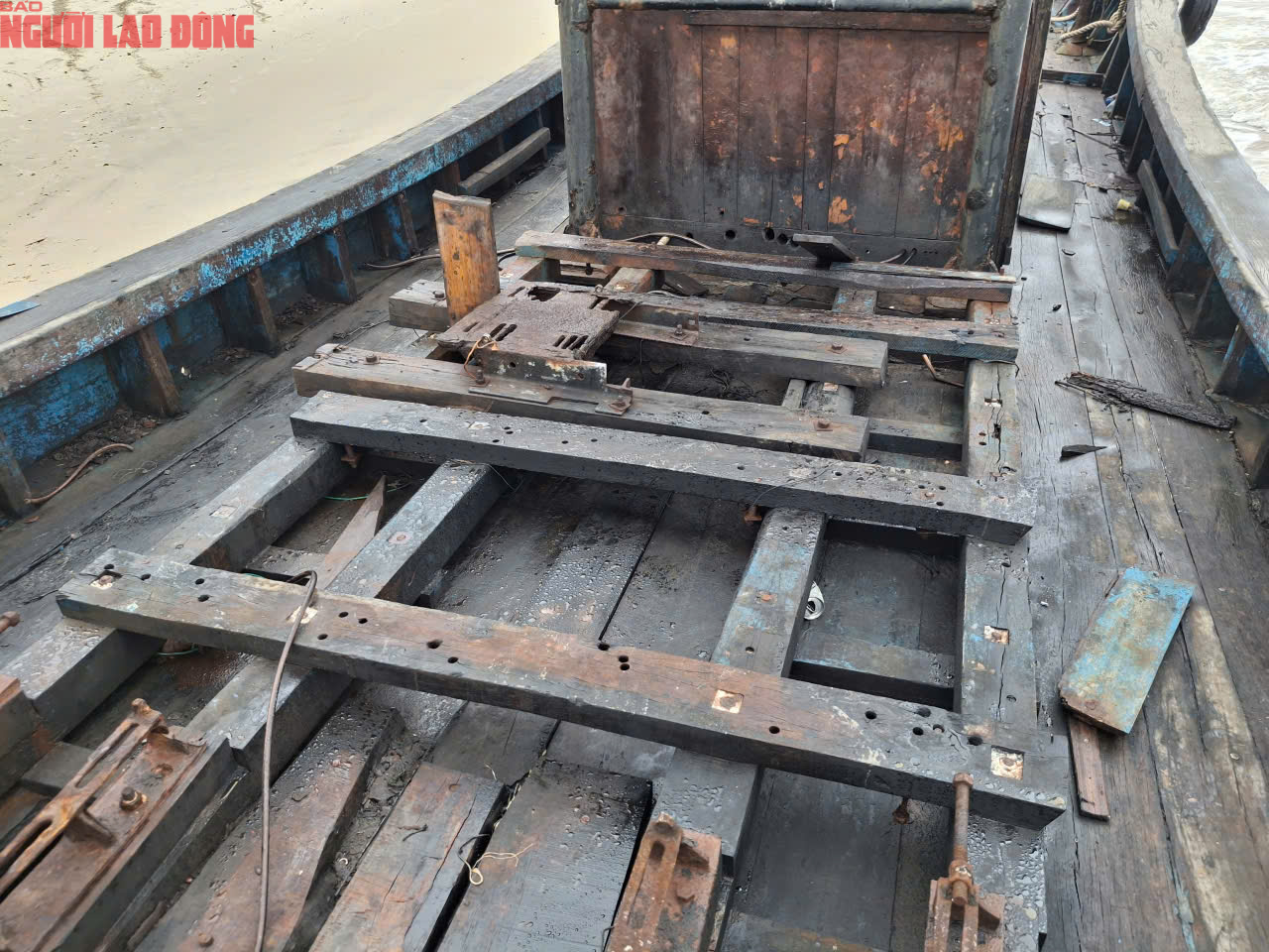 T&agrave;u gỗ kh&ocirc;ng người dạt v&agrave;o bờ biển Quảng Trị g&acirc;y x&ocirc;n xao cộng đồng - Ảnh 2.