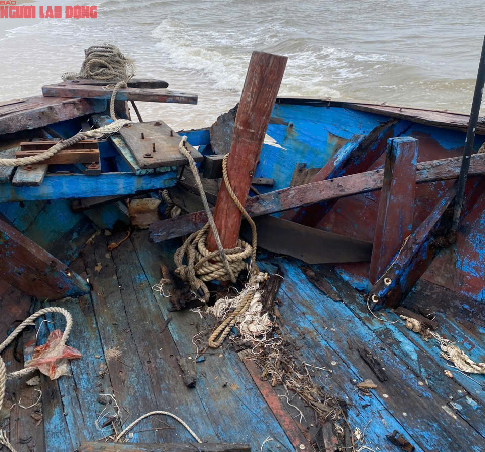 T&agrave;u gỗ kh&ocirc;ng người dạt v&agrave;o bờ biển Quảng Trị g&acirc;y x&ocirc;n xao cộng đồng - Ảnh 3.
