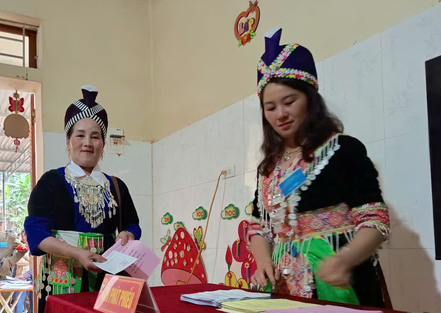 Cử tri ở 55 khu vực miền núi, biên giới Nghệ An hân hoan đi bầu cử sớm - Ảnh 1.