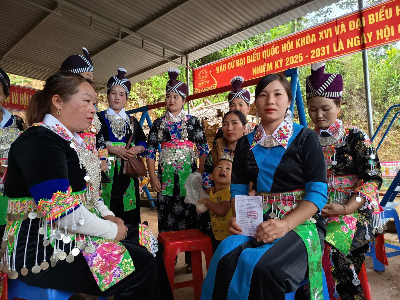 Cử tri ở 55 khu vực miền núi, biên giới Nghệ An hân hoan đi bầu cử sớm - Ảnh 2.