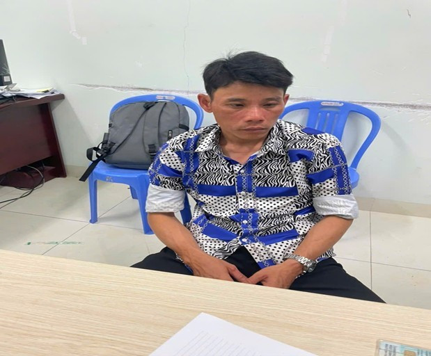 Gia Lai: Bắt giữ đối tượng đột nhập trụ sở khu phố trộm 6 bộ cửa nh&ocirc;m k&iacute;nh - Ảnh 1.