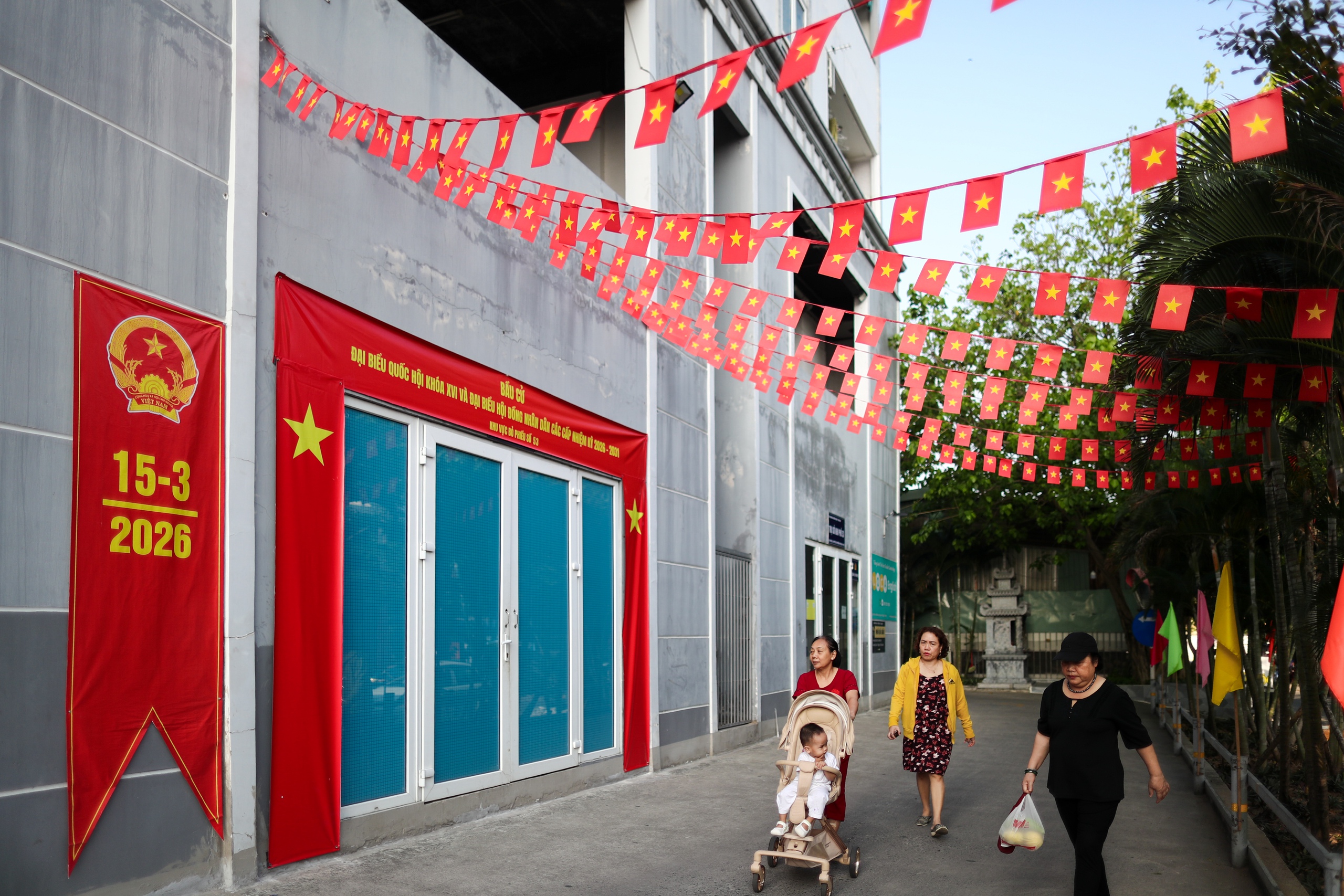 TPHCM rực rỡ cờ hoa ch&agrave;o mừng bầu cử Quốc hội kh&oacute;a XVI 2026 - Ảnh 19.