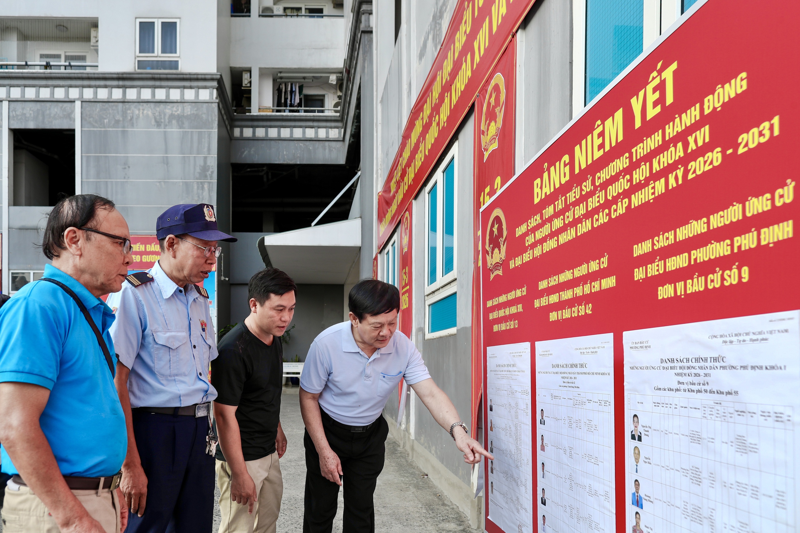 TPHCM rực rỡ cờ hoa ch&agrave;o mừng bầu cử Quốc hội kh&oacute;a XVI 2026 - Ảnh 17.