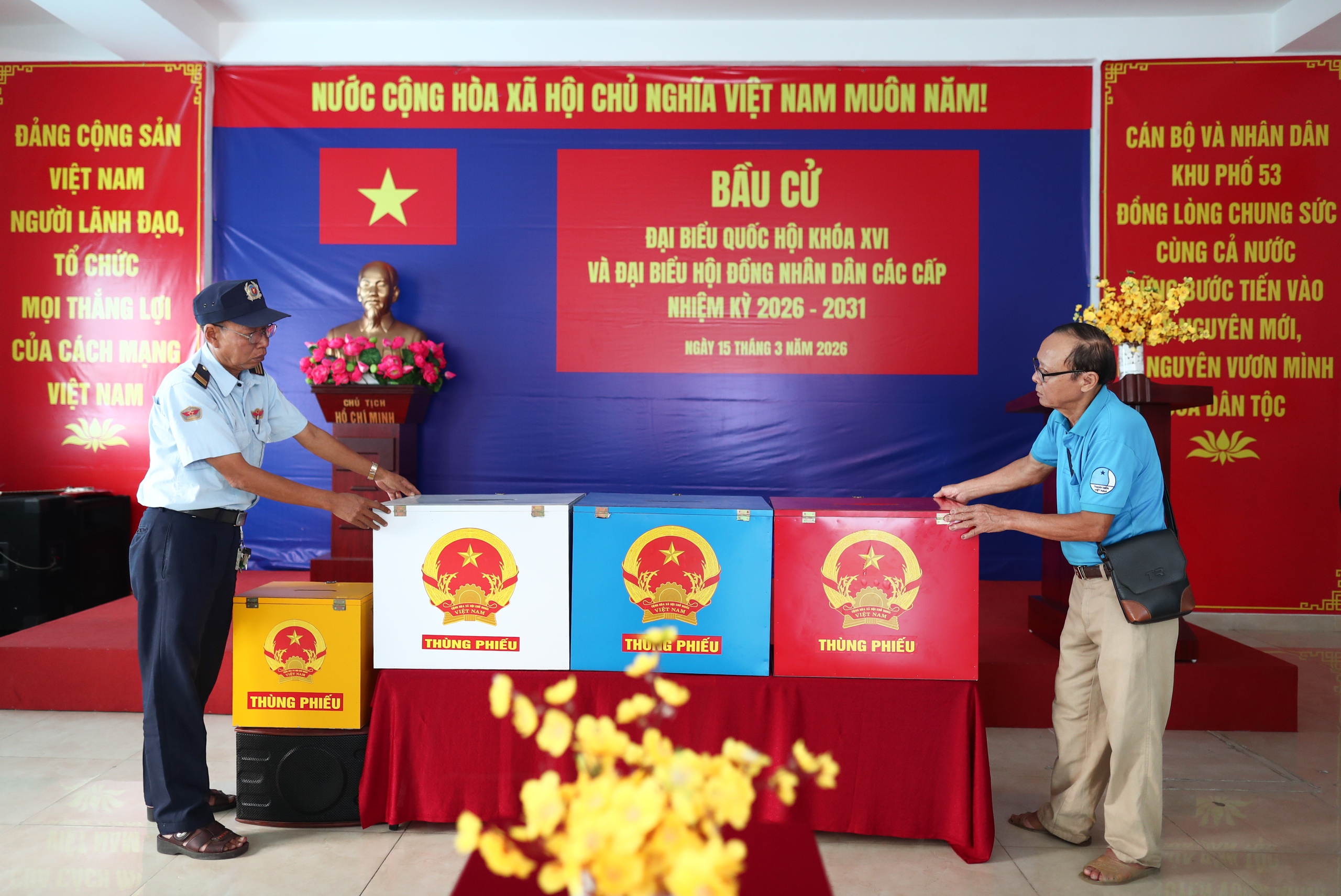 TPHCM rực rỡ cờ hoa ch&agrave;o mừng bầu cử Quốc hội kh&oacute;a XVI 2026 - Ảnh 18.