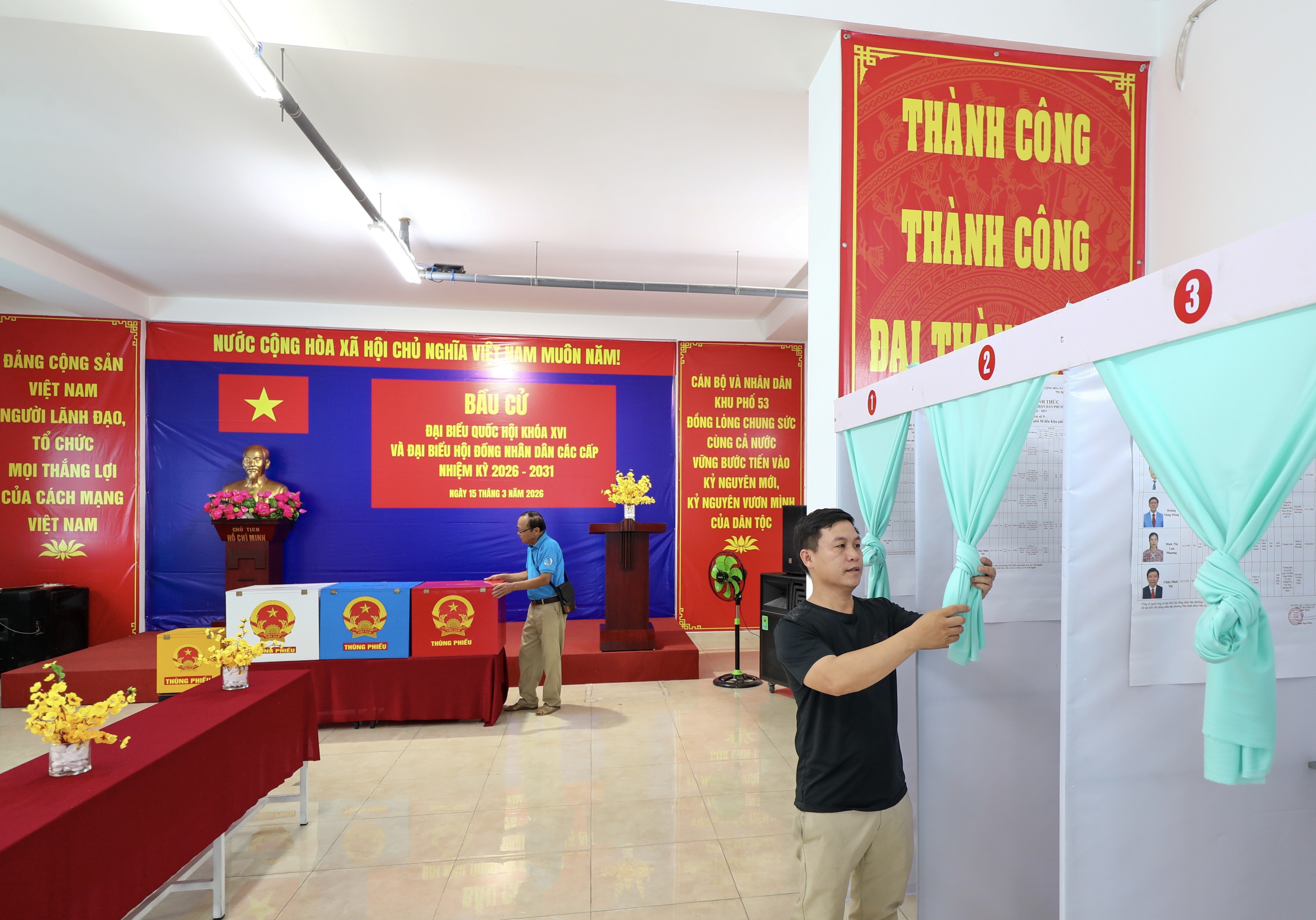 TPHCM rực rỡ cờ hoa trước ngày bầu cử - Ảnh 21.