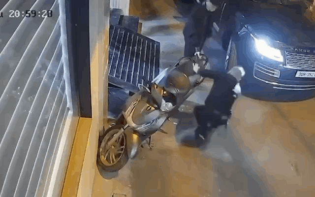 T&agrave;i xế Range Rover chọc thủng lốp xe SH: Nguy&ecirc;n nh&acirc;n g&acirc;y x&ocirc;n xao dư luận - Ảnh 1.