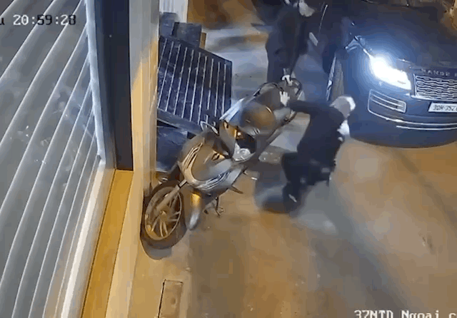 X&aacute;c minh clip t&agrave;i xế Range Rover chọc thủng lốp xe m&aacute;y SH - Ảnh 1.