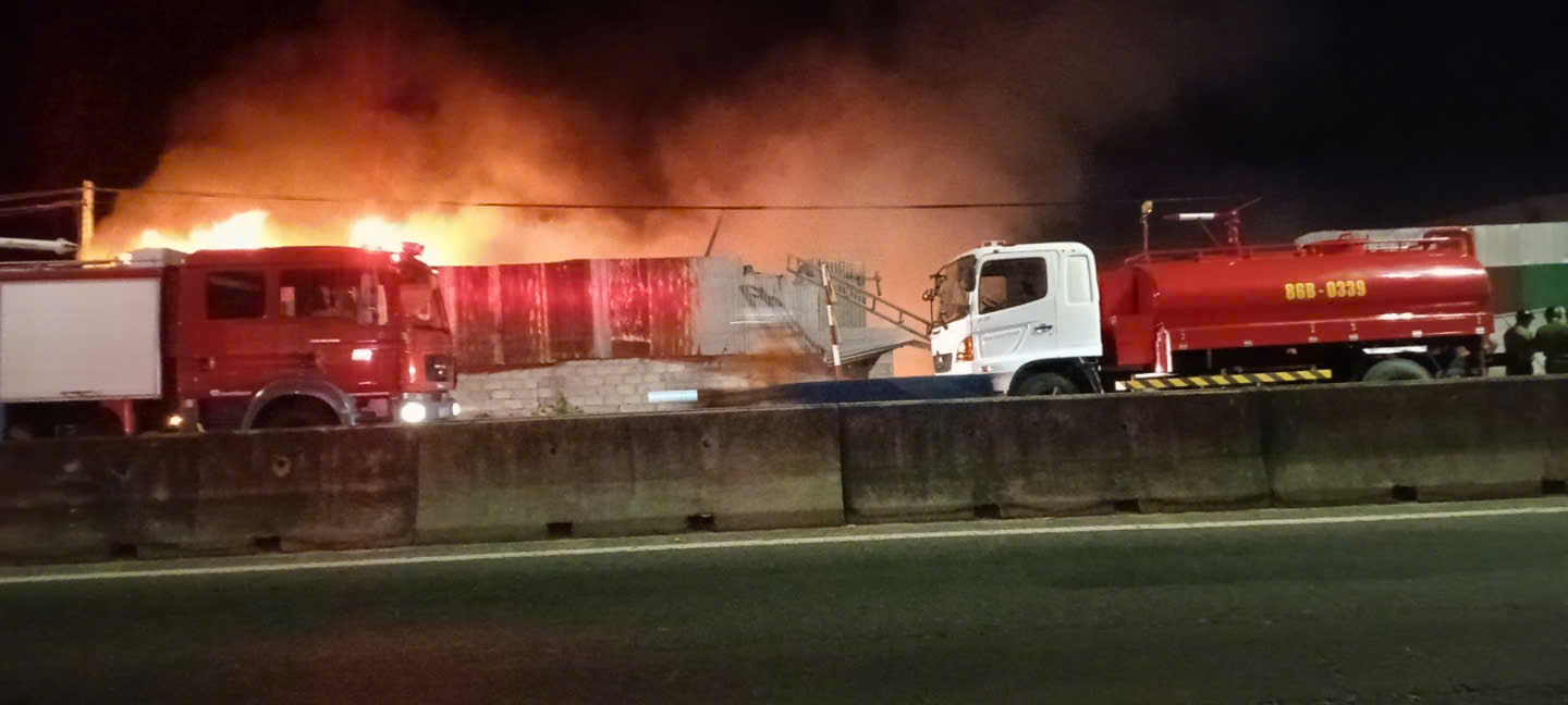 Hàng chục chiến sĩ cảnh sát khống chế đám cháy bãi phế liệu trong đêm - Ảnh 2.