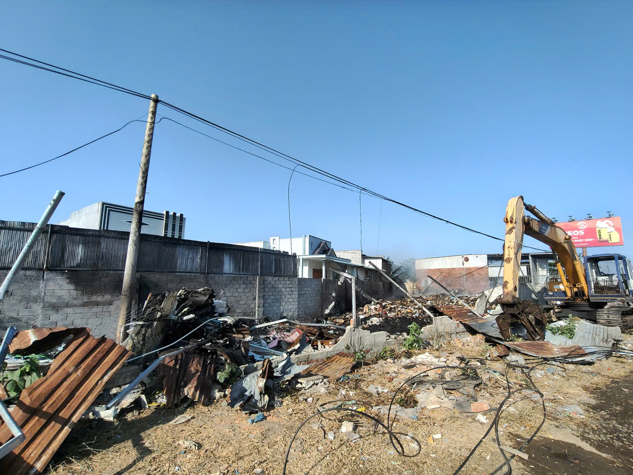 Hàng chục chiến sĩ cảnh sát khống chế đám cháy bãi phế liệu trong đêm - Ảnh 3.