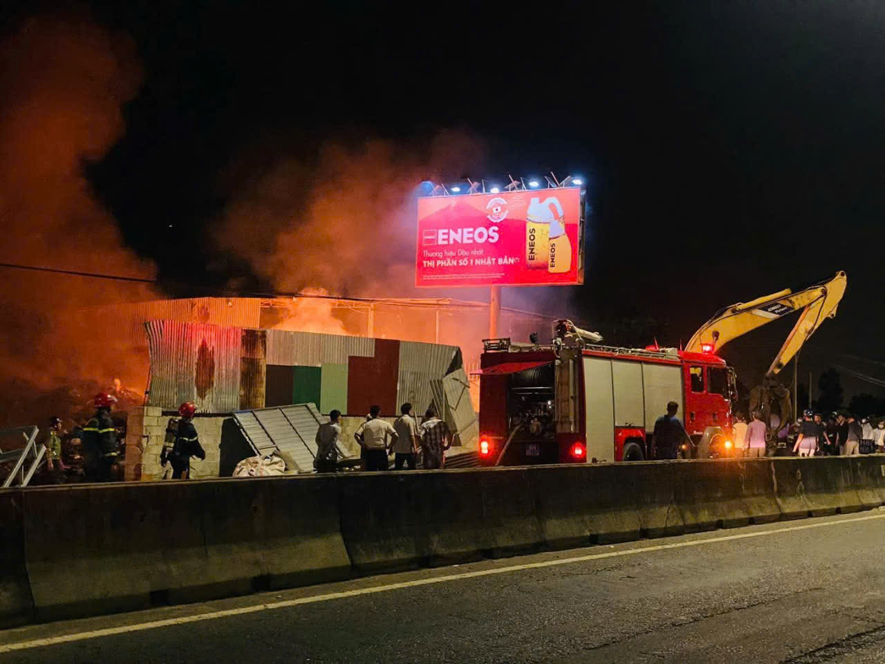 Hàng chục chiến sĩ cảnh sát khống chế đám cháy bãi phế liệu trong đêm - Ảnh 1.