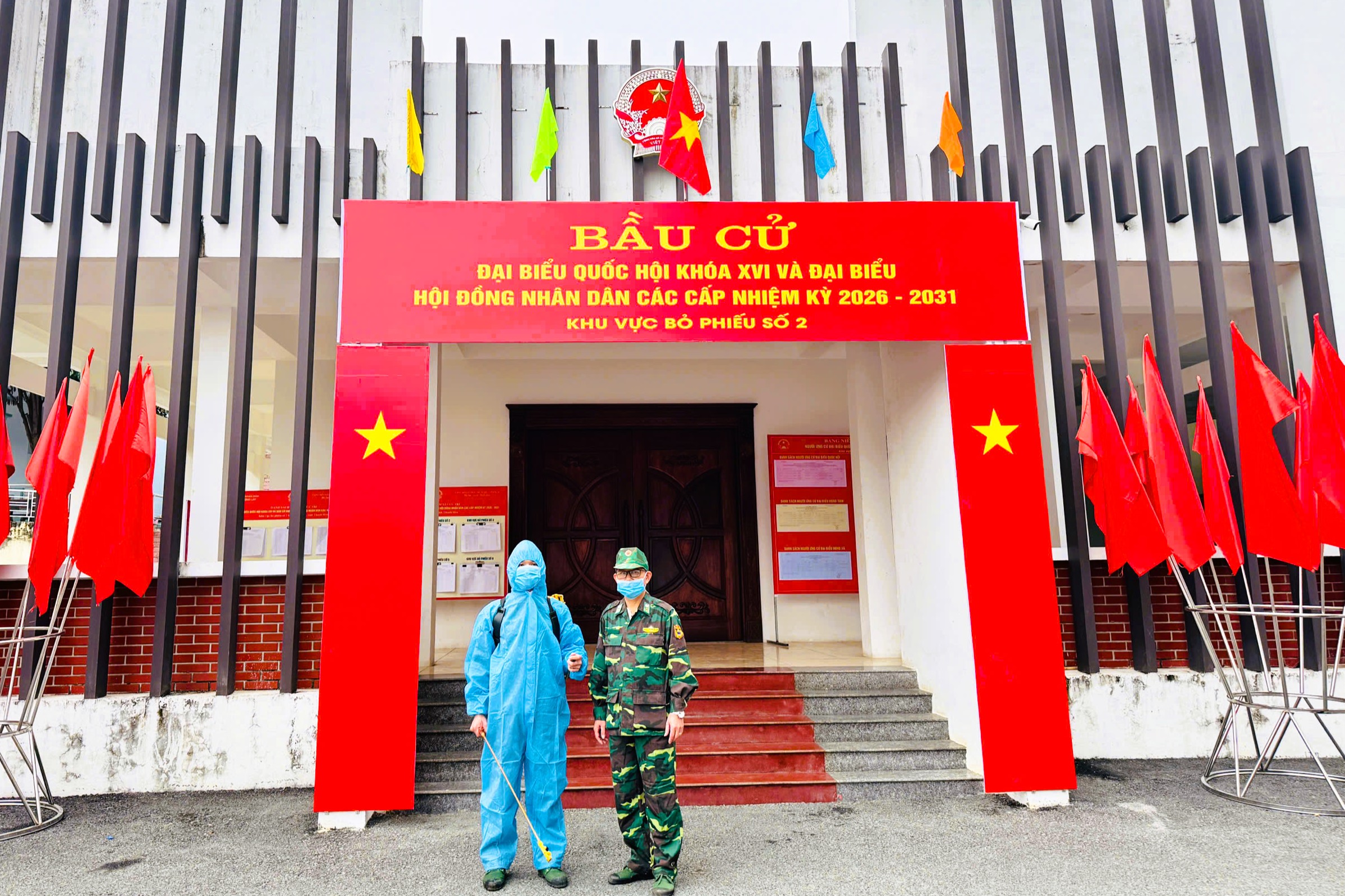 Phun khử khuẩn khu vực bỏ phiếu bầu cử ở xã biên giới Thanh Hóa - Ảnh 1.