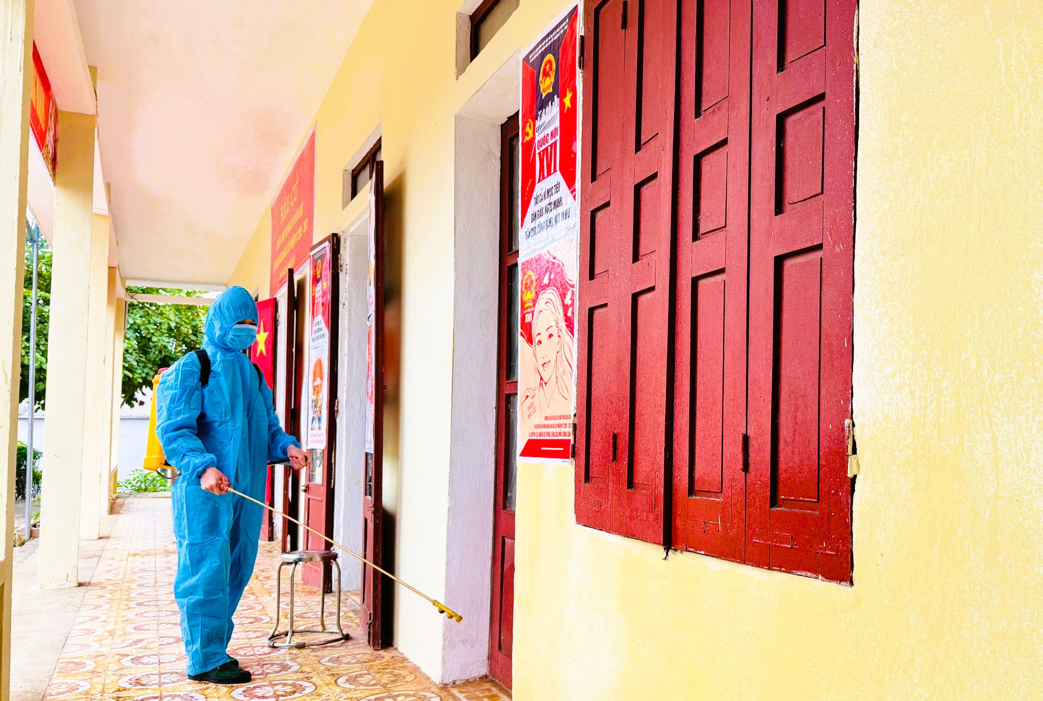 Phun khử khuẩn khu vực bỏ phiếu bầu cử ở xã biên giới Thanh Hóa - Ảnh 2.