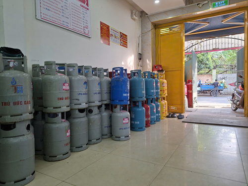 Qu&aacute;n ăn chật vật giữ gi&aacute; - Ảnh 1.