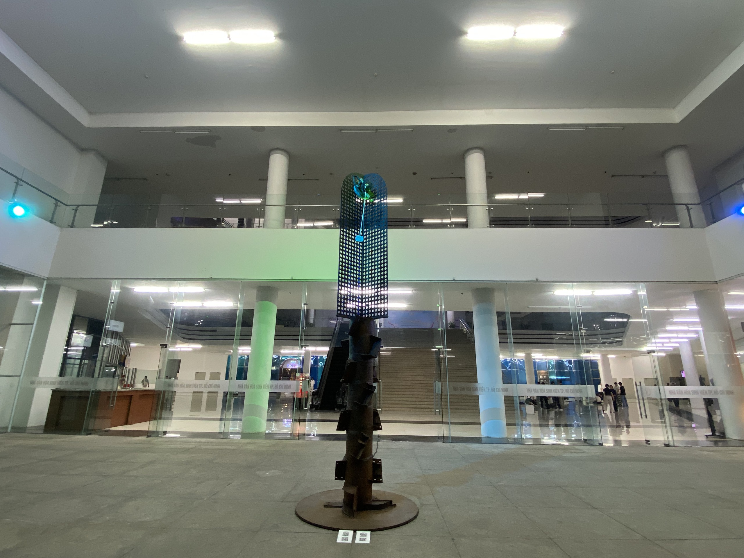 Rác "nở" hoa và hành trình hồi sinh của những cỗ máy khổng lồ. - Ảnh 8.