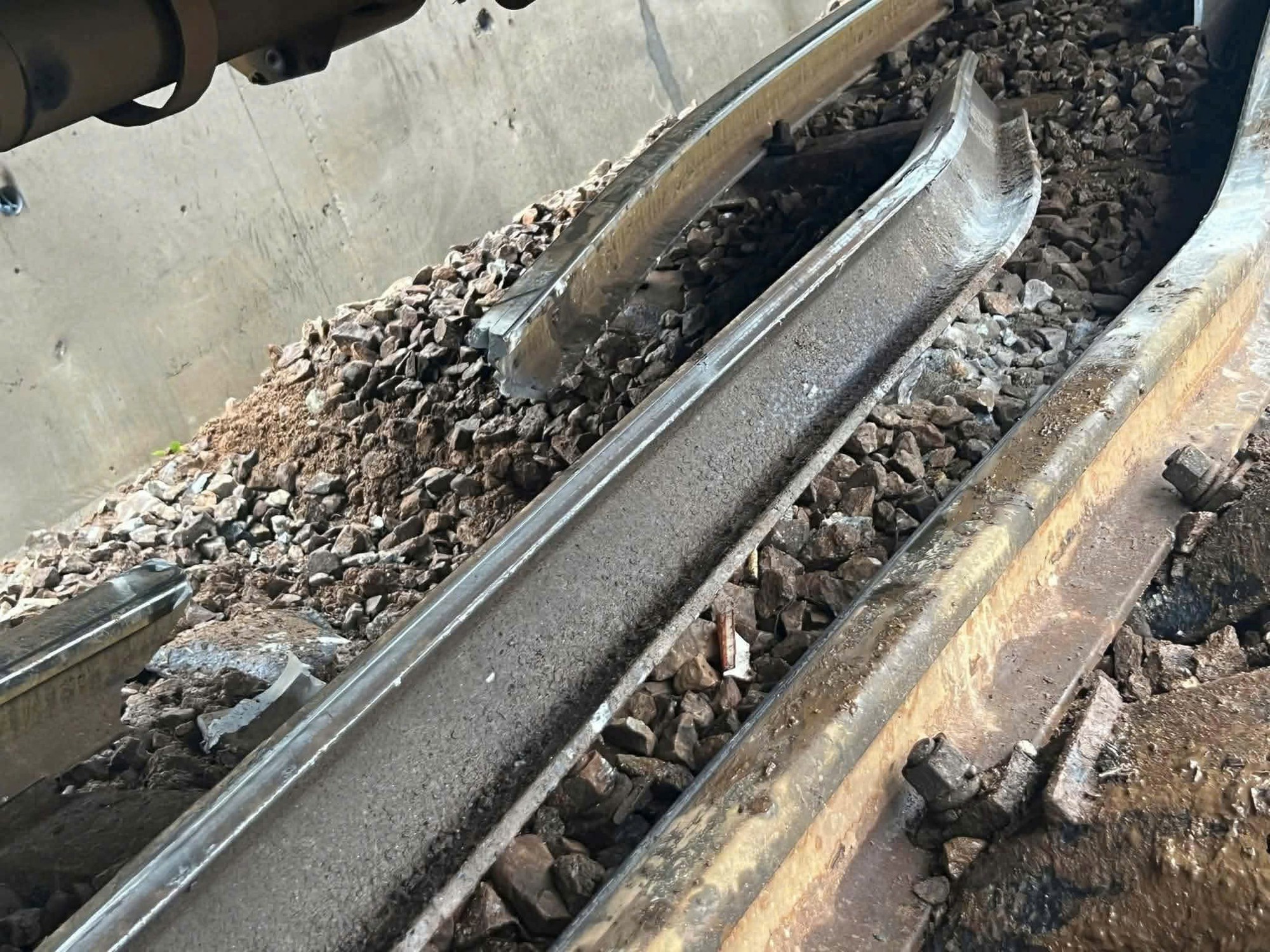 Sự cố đường sắt qua đèo Hải Vân - Ảnh 2.