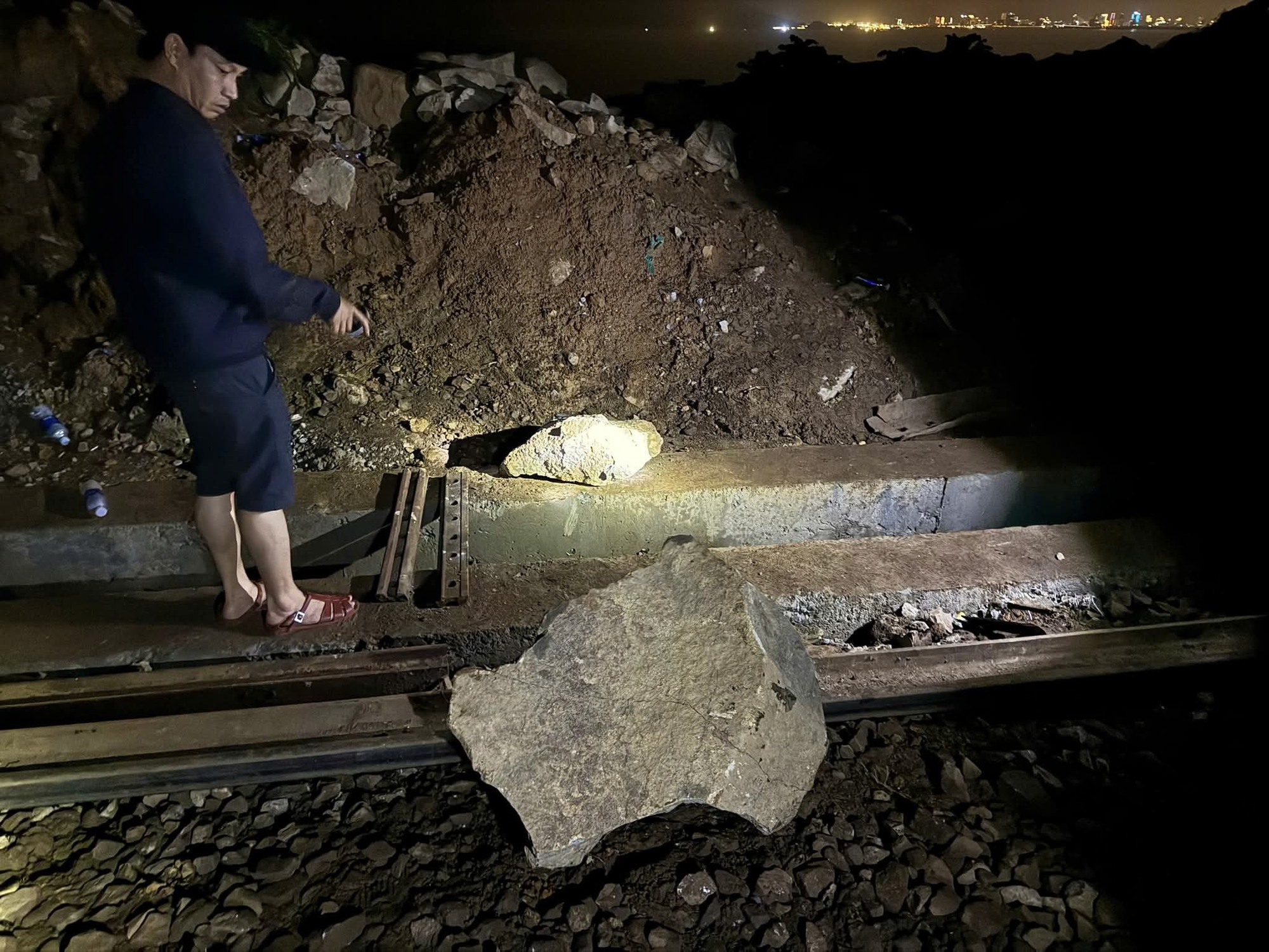 Sự cố đường sắt đèo Hải Vân: Cục CSGT vào cuộc  - Ảnh 2.