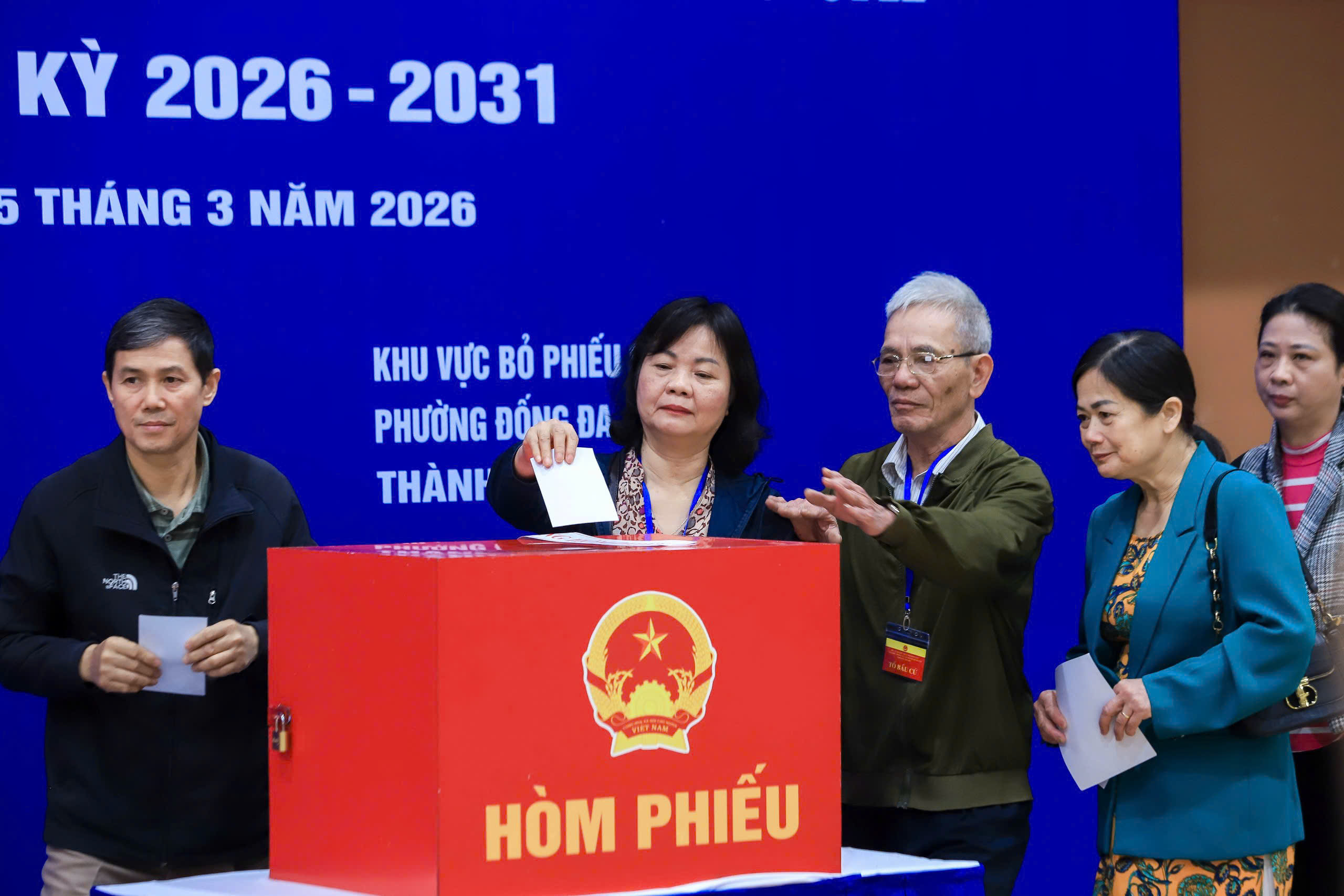Phường Đống Đa vận hành thử quy trình bỏ phiếu bầu cử 2026 - Ảnh 9. Phường Đống Đa vận hành thử quy trình bỏ phiếu bầu cử 2026 - Ảnh 9.