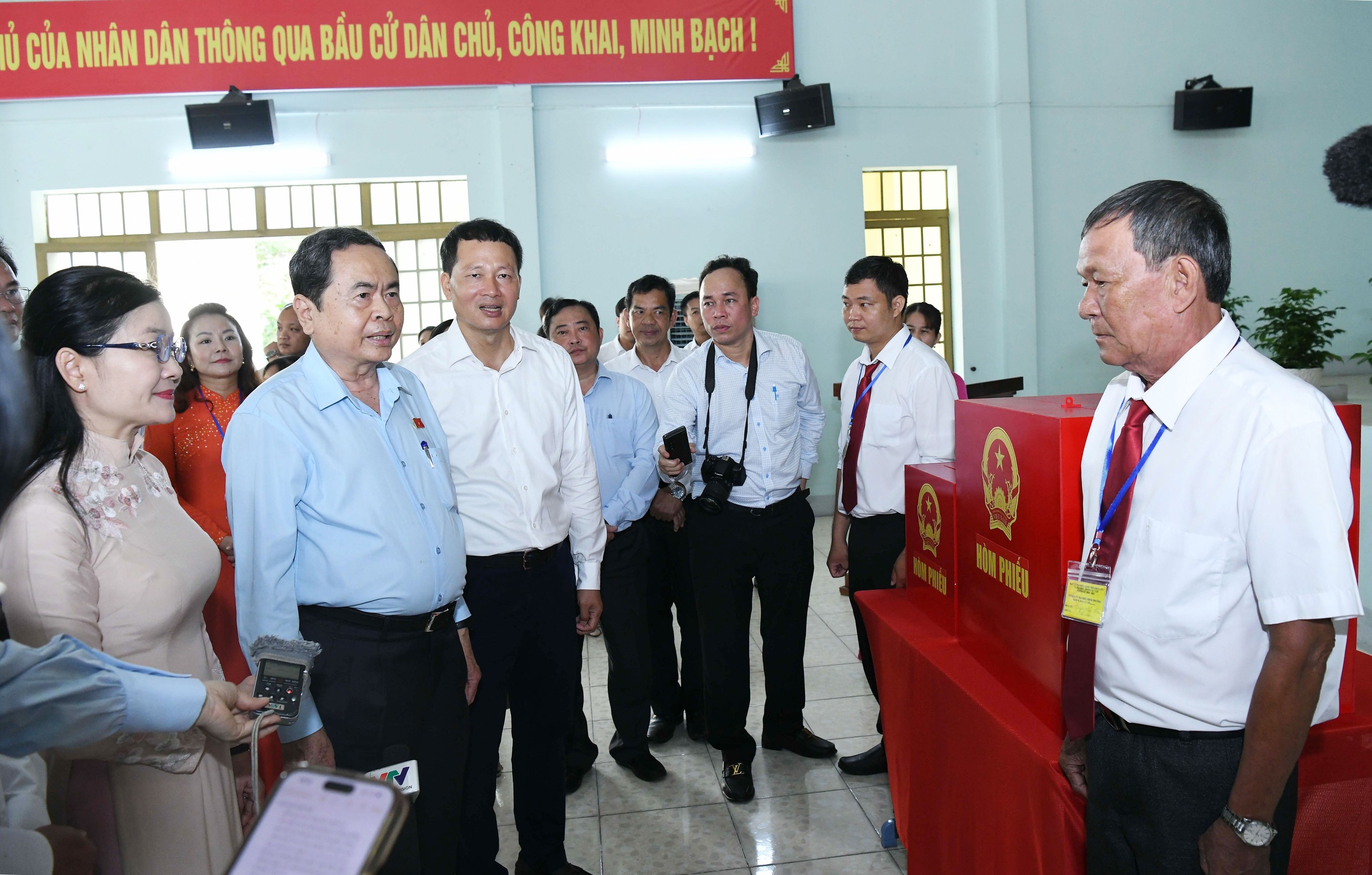 Cử tri cả nước phát huy quyền làm chủ, trực tiếp lựa chọn những đại biểu tiêu biểu, xứng đáng nhất - Ảnh 3.