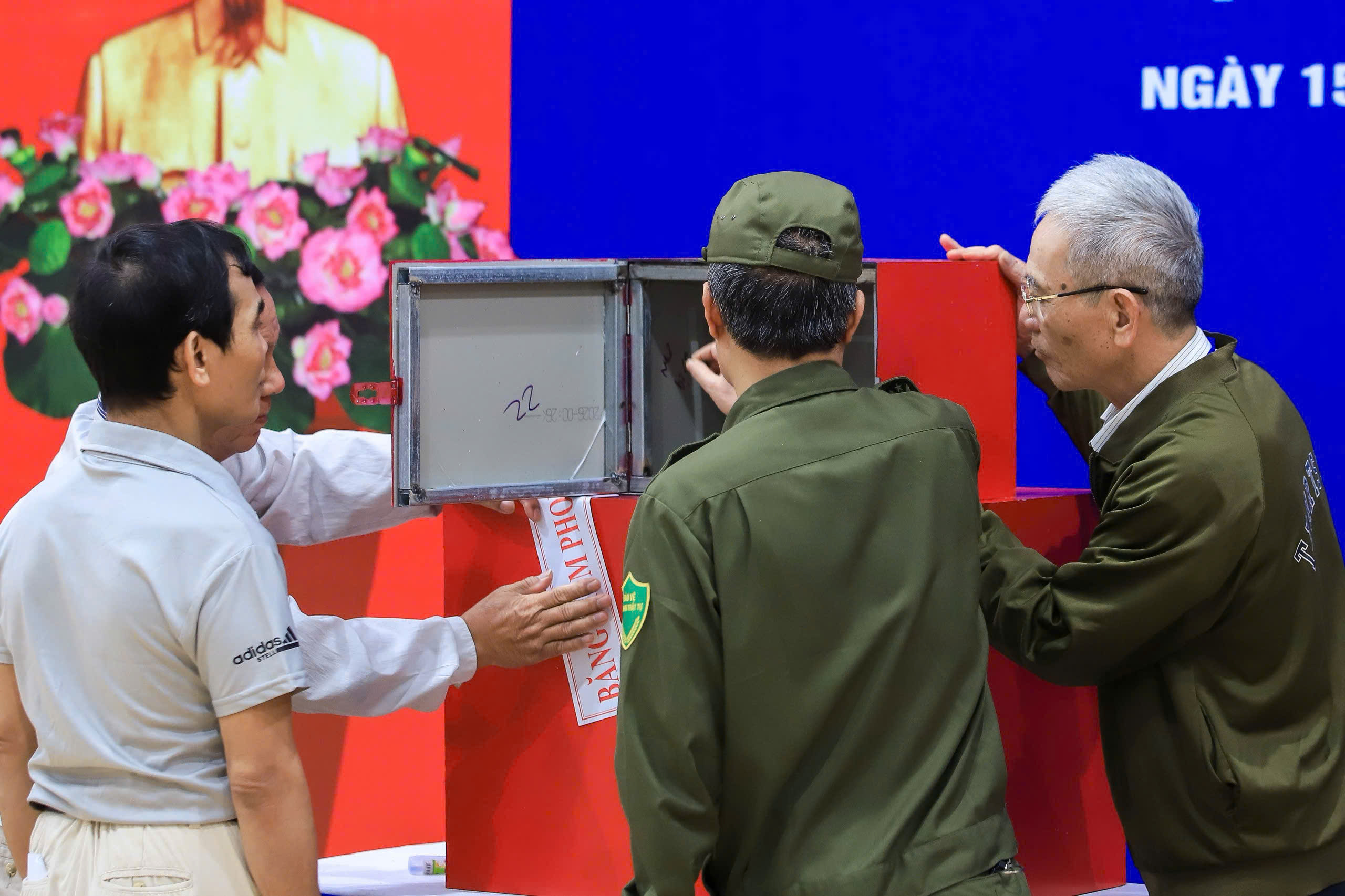 Phường Đống Đa vận hành thử quy trình bỏ phiếu bầu cử 2026 - Ảnh 2. Phường Đống Đa vận hành thử quy trình bỏ phiếu bầu cử 2026 - Ảnh 2.