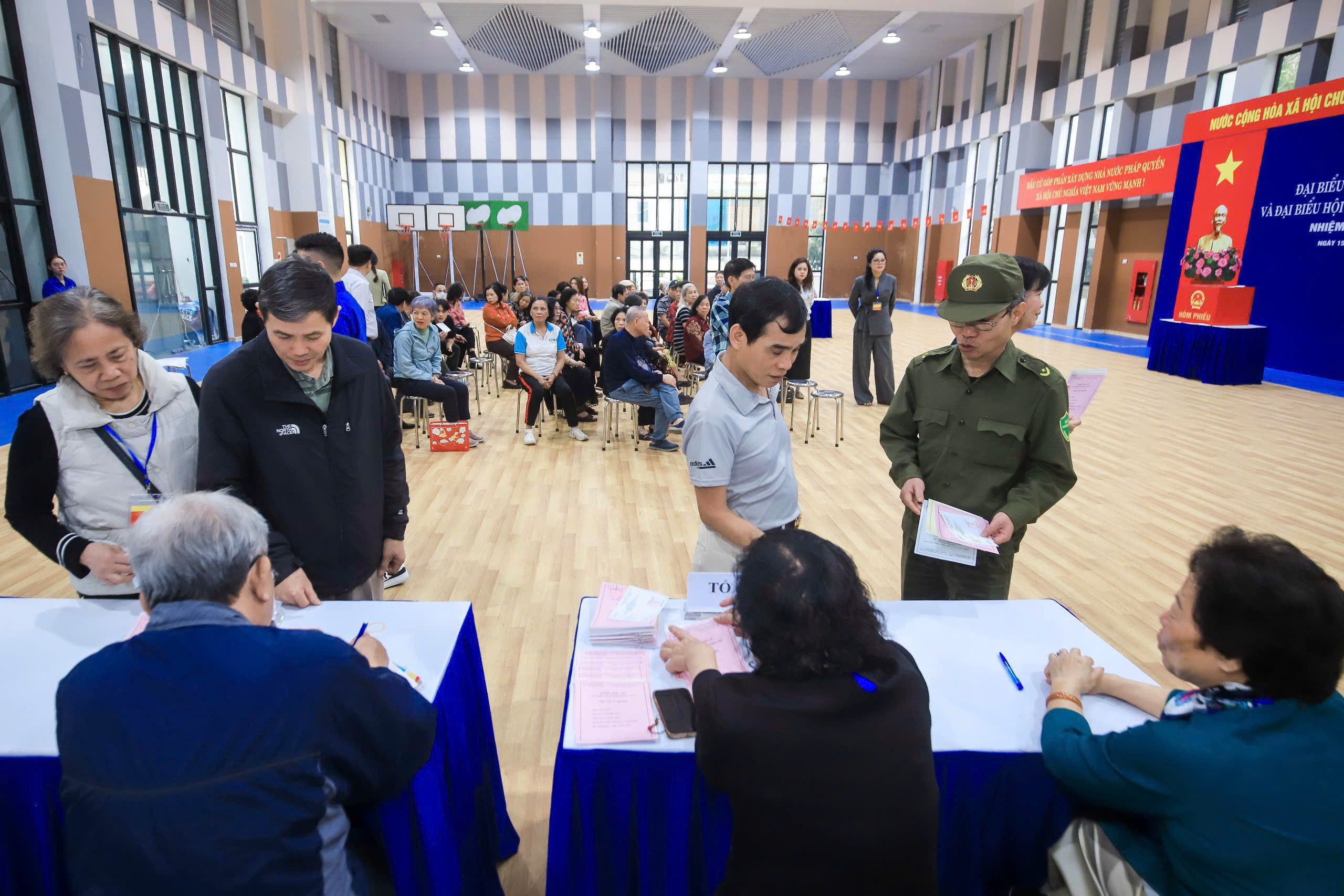 Phường Đống Đa vận hành thử quy trình bỏ phiếu bầu cử 2026 - Ảnh 4. Phường Đống Đa vận hành thử quy trình bỏ phiếu bầu cử 2026 - Ảnh 4.