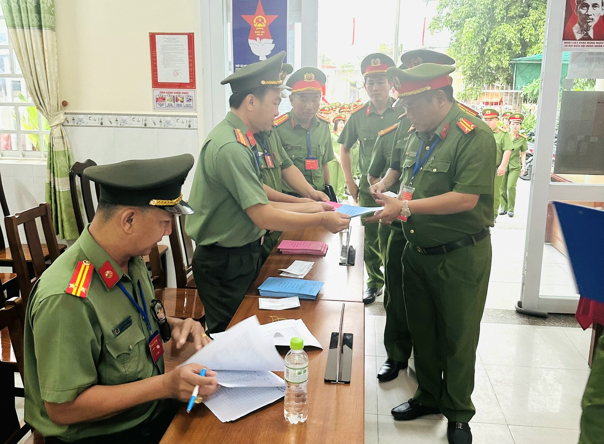 Hơn 2.000 cử tri thuộc lực lượng Công an TP Cần Thơ bầu cử sớm - Ảnh 13.