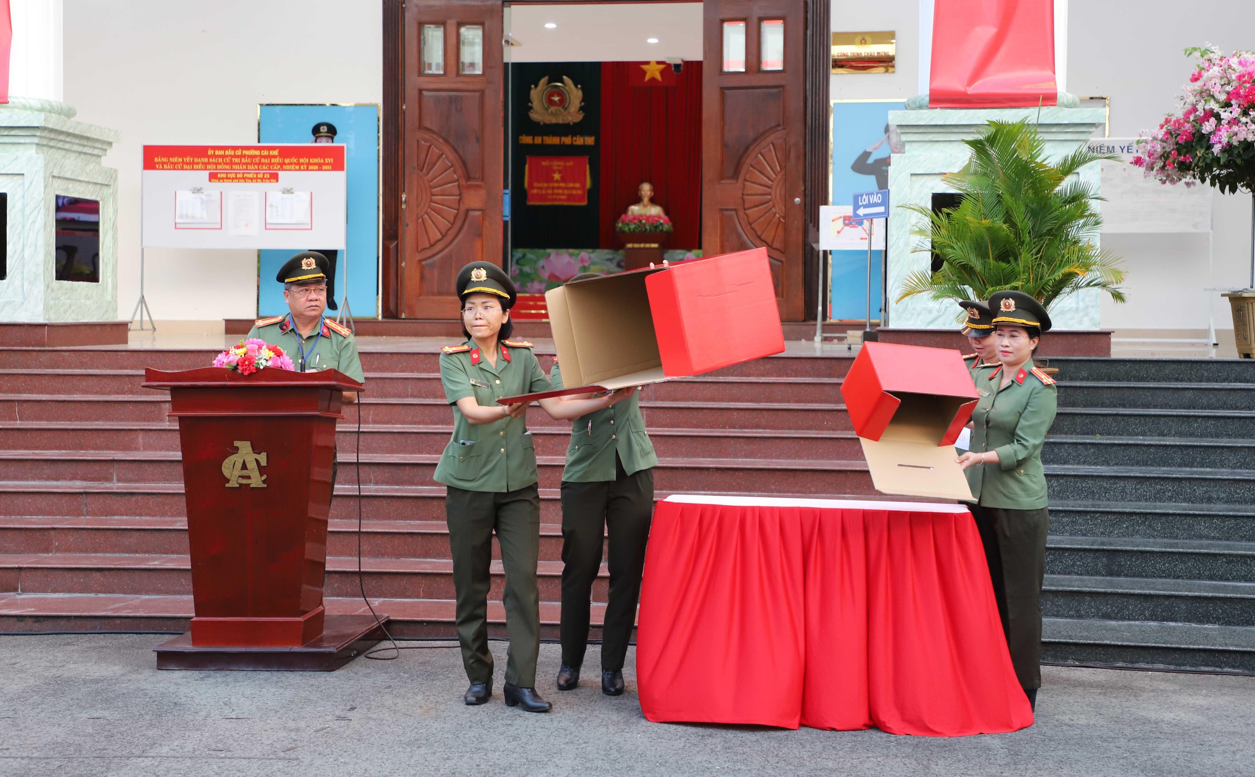 Hơn 2.000 cử tri thuộc lực lượng Công an TP Cần Thơ bầu cử sớm - Ảnh 8.