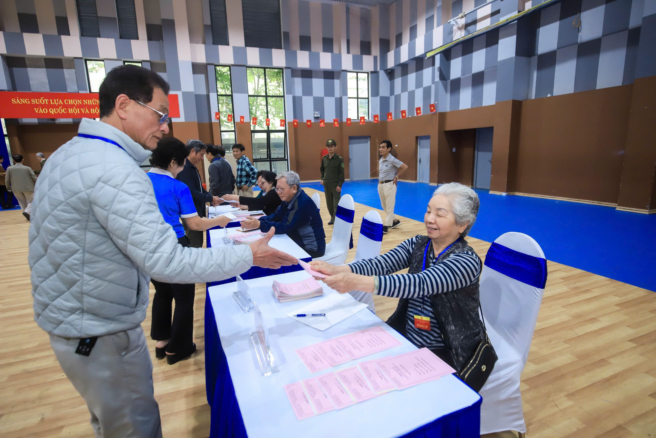 Phường Đống Đa vận hành thử quy trình bỏ phiếu bầu cử 2026 - Ảnh 5. Phường Đống Đa vận hành thử quy trình bỏ phiếu bầu cử 2026 - Ảnh 5.