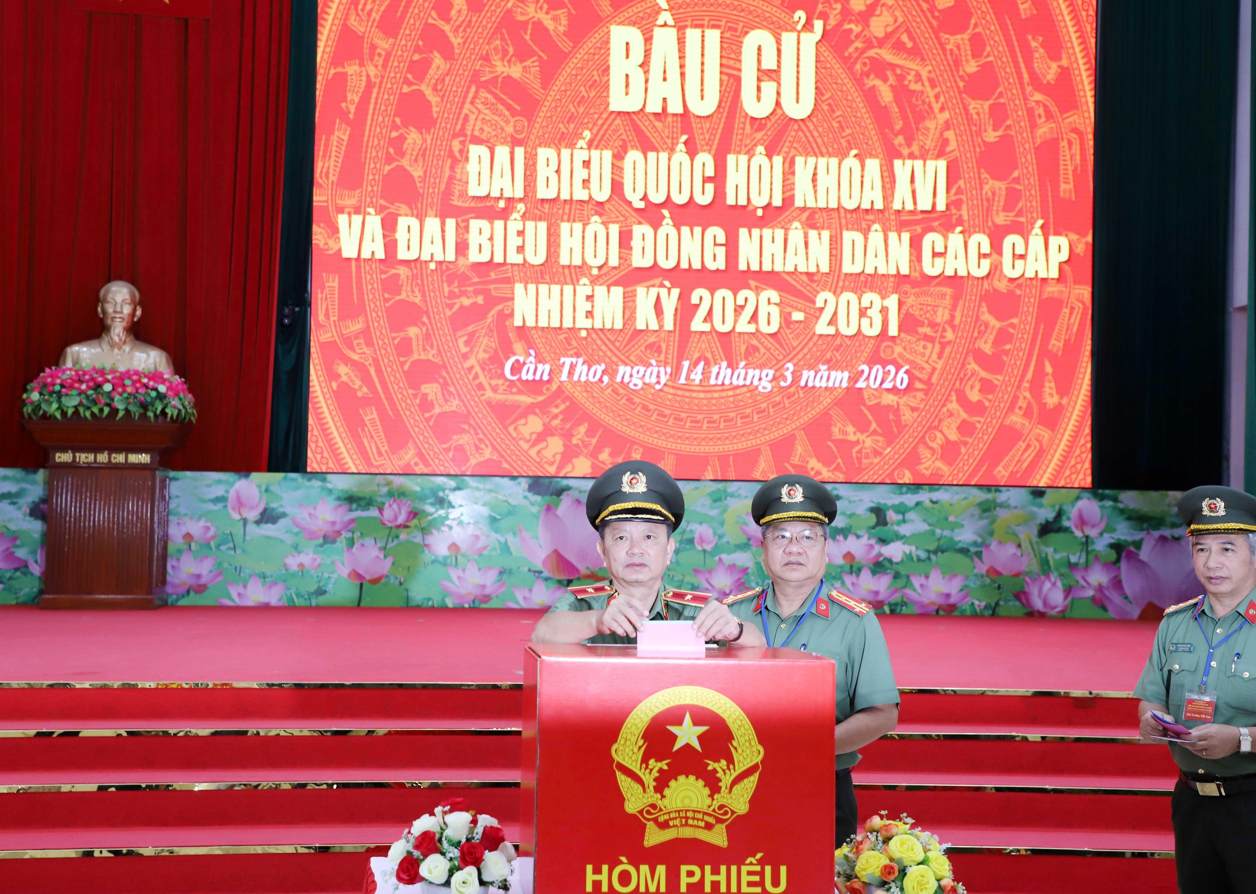 Hơn 2.000 cử tri thuộc lực lượng Công an TP Cần Thơ bầu cử sớm - Ảnh 9.