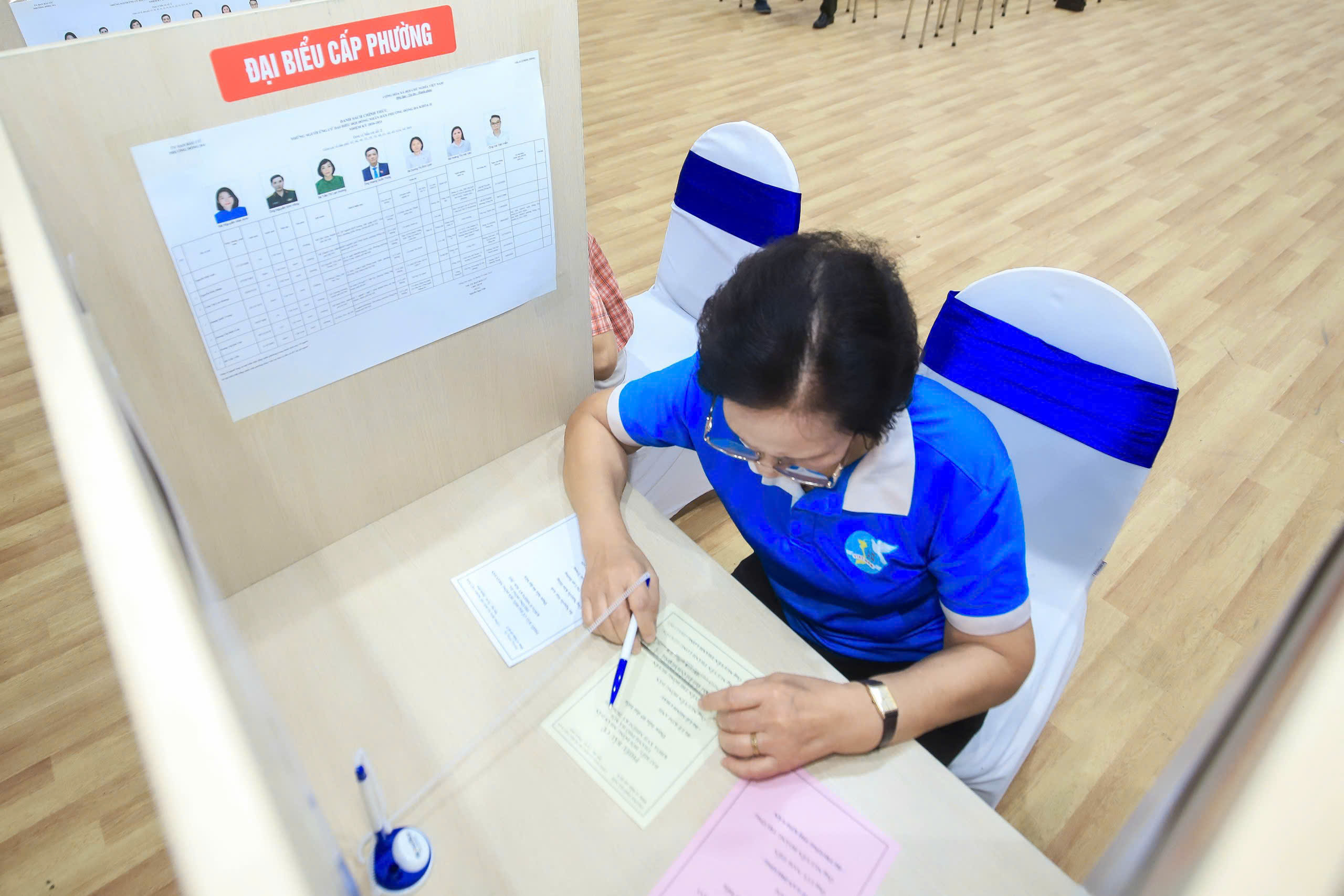 Phường Đống Đa vận hành thử quy trình bỏ phiếu bầu cử 2026 - Ảnh 7. Phường Đống Đa vận hành thử quy trình bỏ phiếu bầu cử 2026 - Ảnh 7.