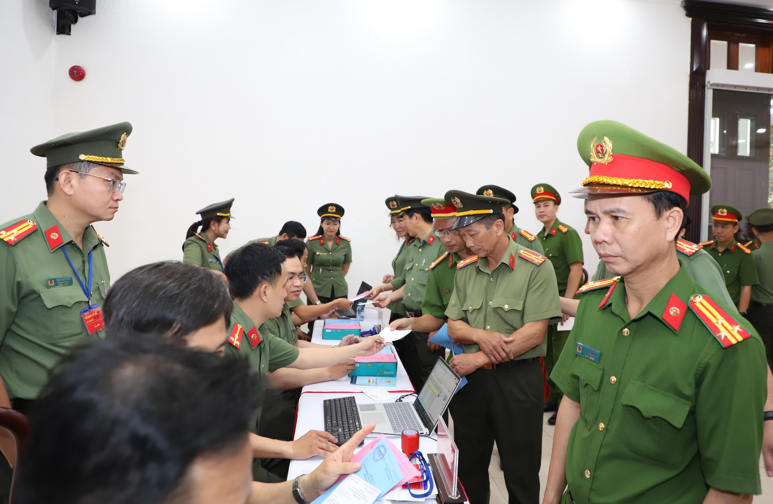 Hơn 2.000 cử tri thuộc lực lượng Công an TP Cần Thơ bầu cử sớm - Ảnh 6.