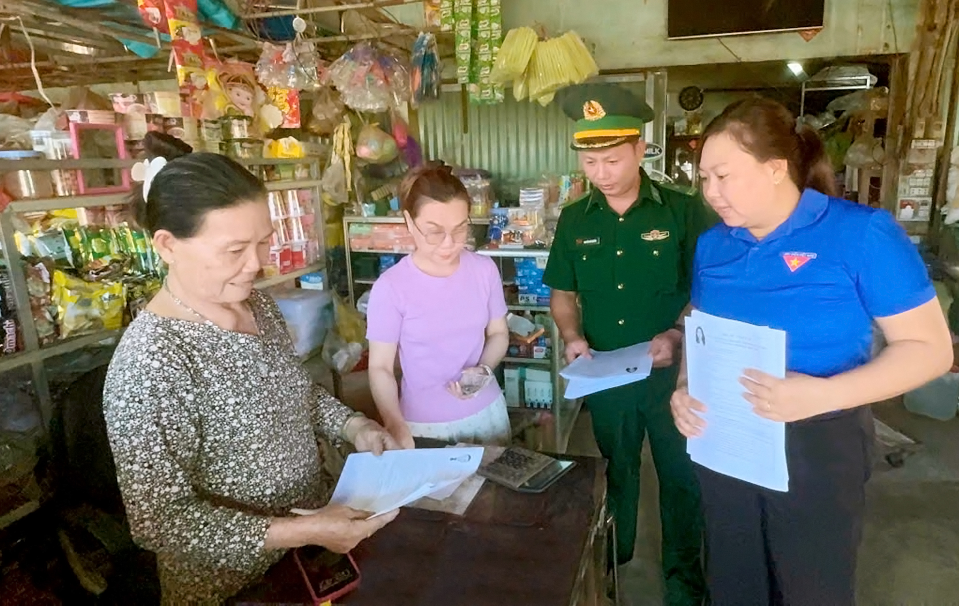 Tiếng loa Biên phòng mang thông tin bầu cử đến từng ngõ xóm Tây Ninh - Ảnh 2.