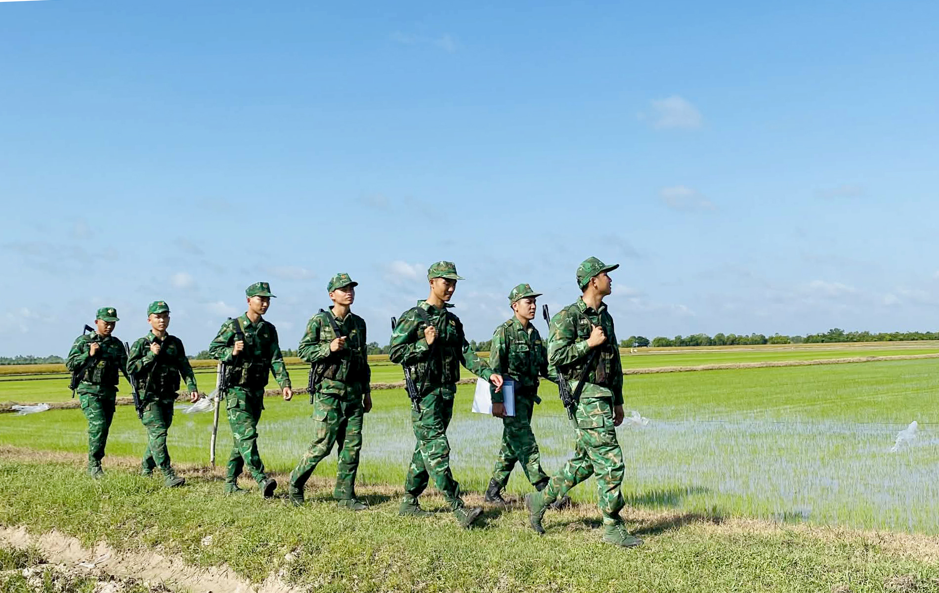 Tiếng loa Biên phòng mang thông tin bầu cử đến từng ngõ xóm Tây Ninh - Ảnh 4.