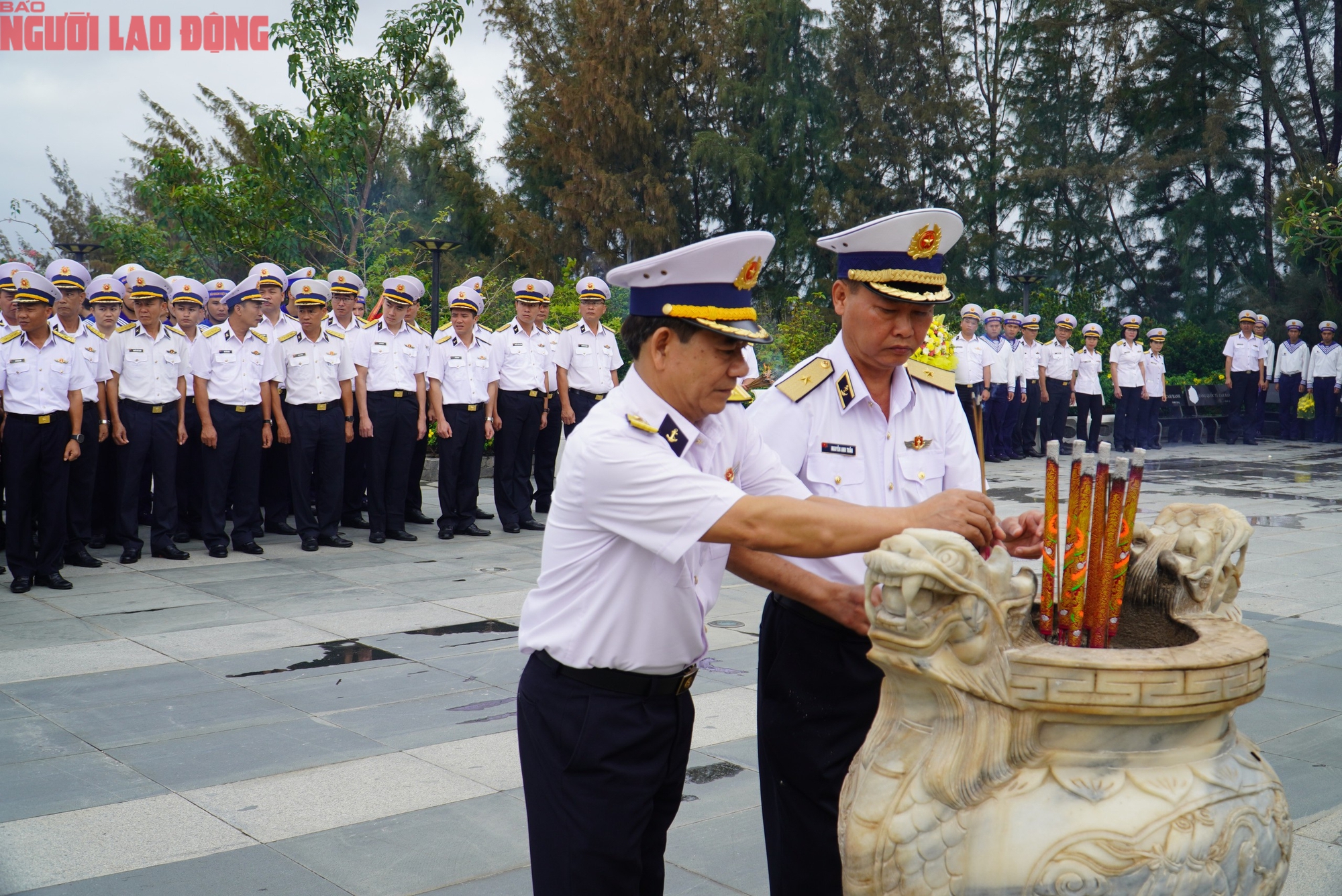Hàng ngàn người tưởng niệm chiến sĩ Gạc Ma tại khánh hòa - Ảnh 2.