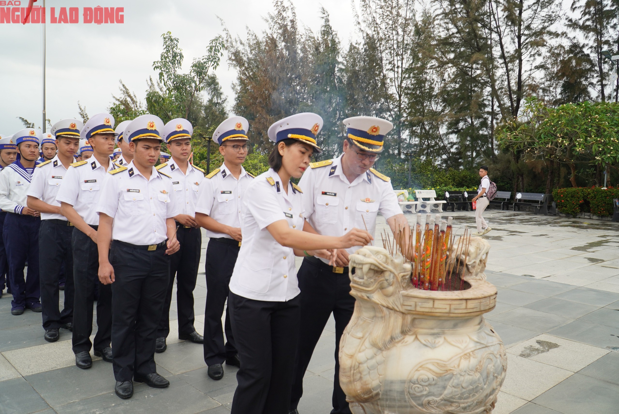 Hàng ngàn người tưởng niệm chiến sĩ Gạc Ma tại khánh hòa - Ảnh 3.