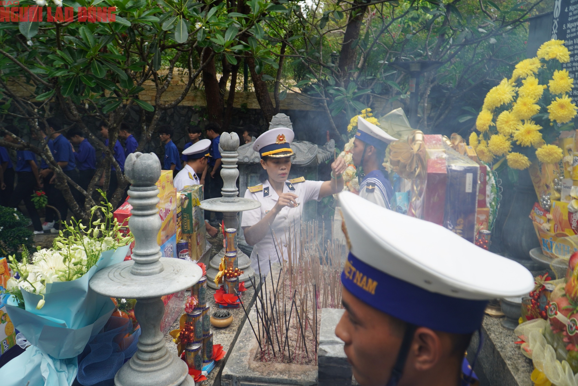 Hàng ngàn người tưởng niệm chiến sĩ Gạc Ma tại khánh hòa - Ảnh 4.