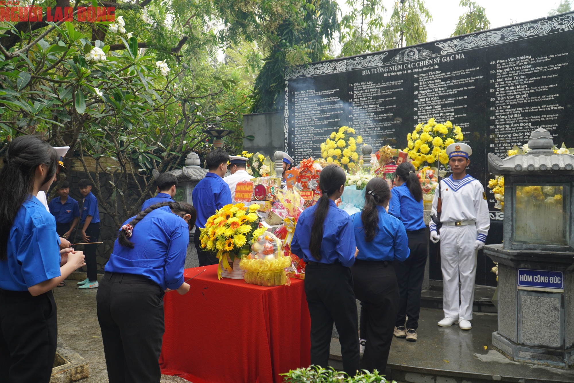 Hàng ngàn người tưởng niệm chiến sĩ Gạc Ma tại khánh hòa - Ảnh 5.