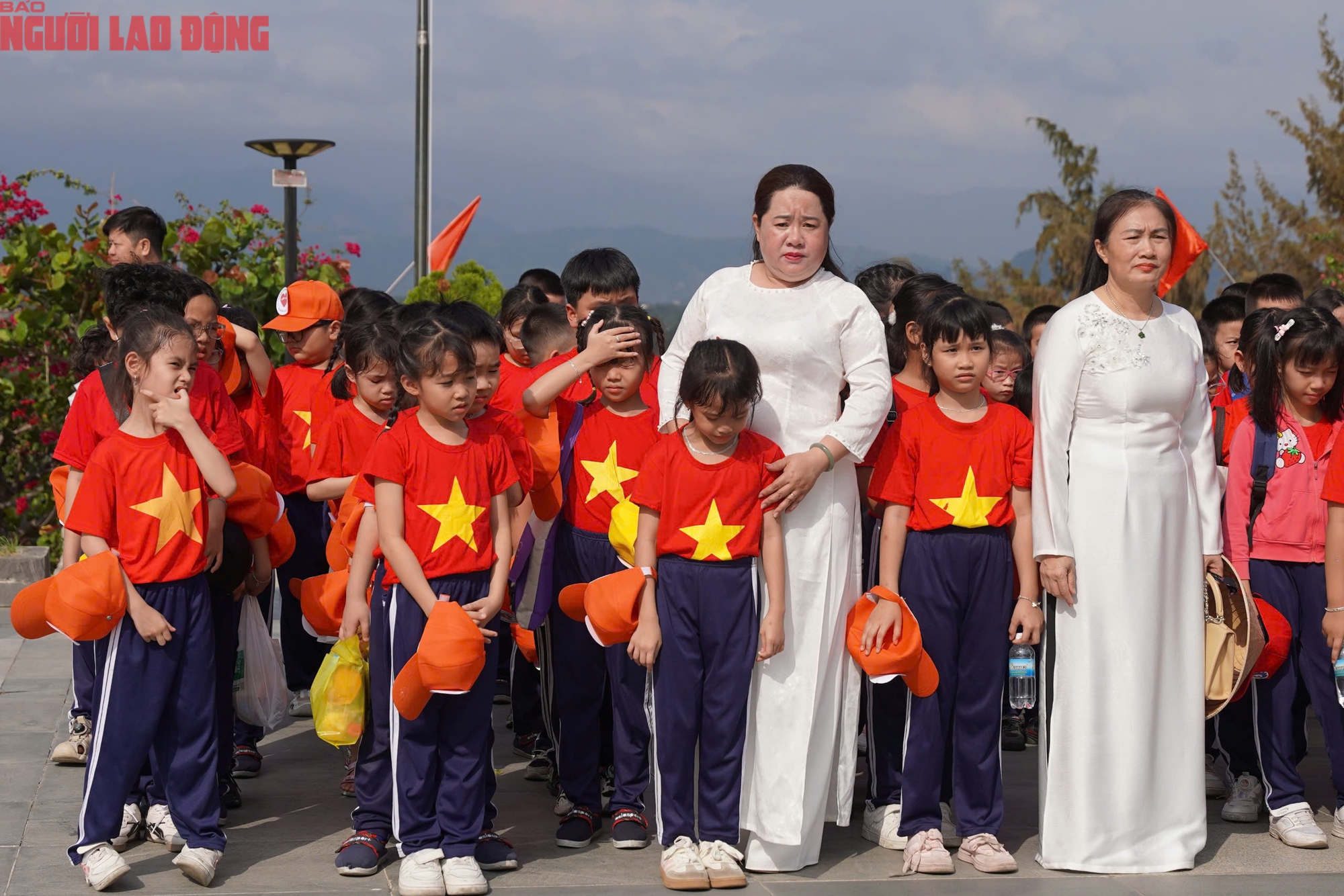 Hàng ngàn người tưởng niệm chiến sĩ Gạc Ma tại khánh hòa - Ảnh 8.