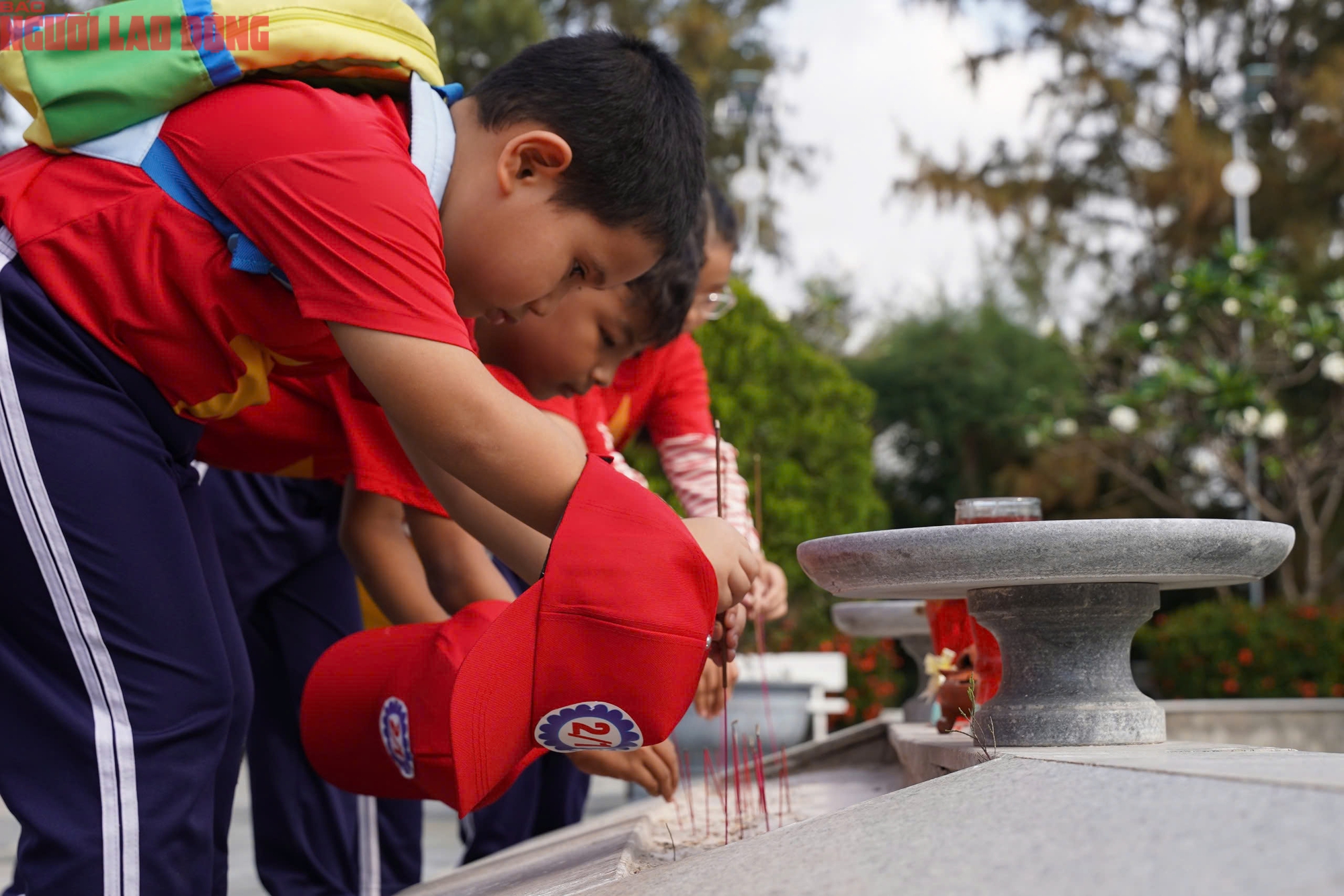 Hàng ngàn người tưởng niệm chiến sĩ Gạc Ma tại khánh hòa - Ảnh 9.