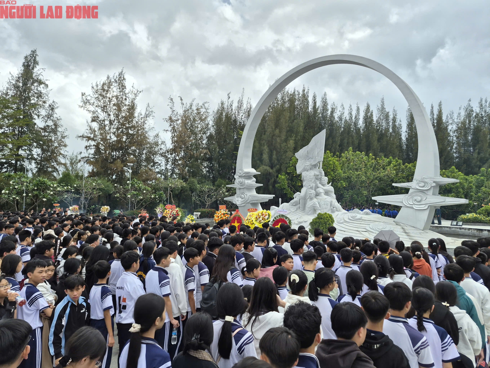 Hàng ngàn người tưởng niệm chiến sĩ Gạc Ma tại khánh hòa - Ảnh 10.