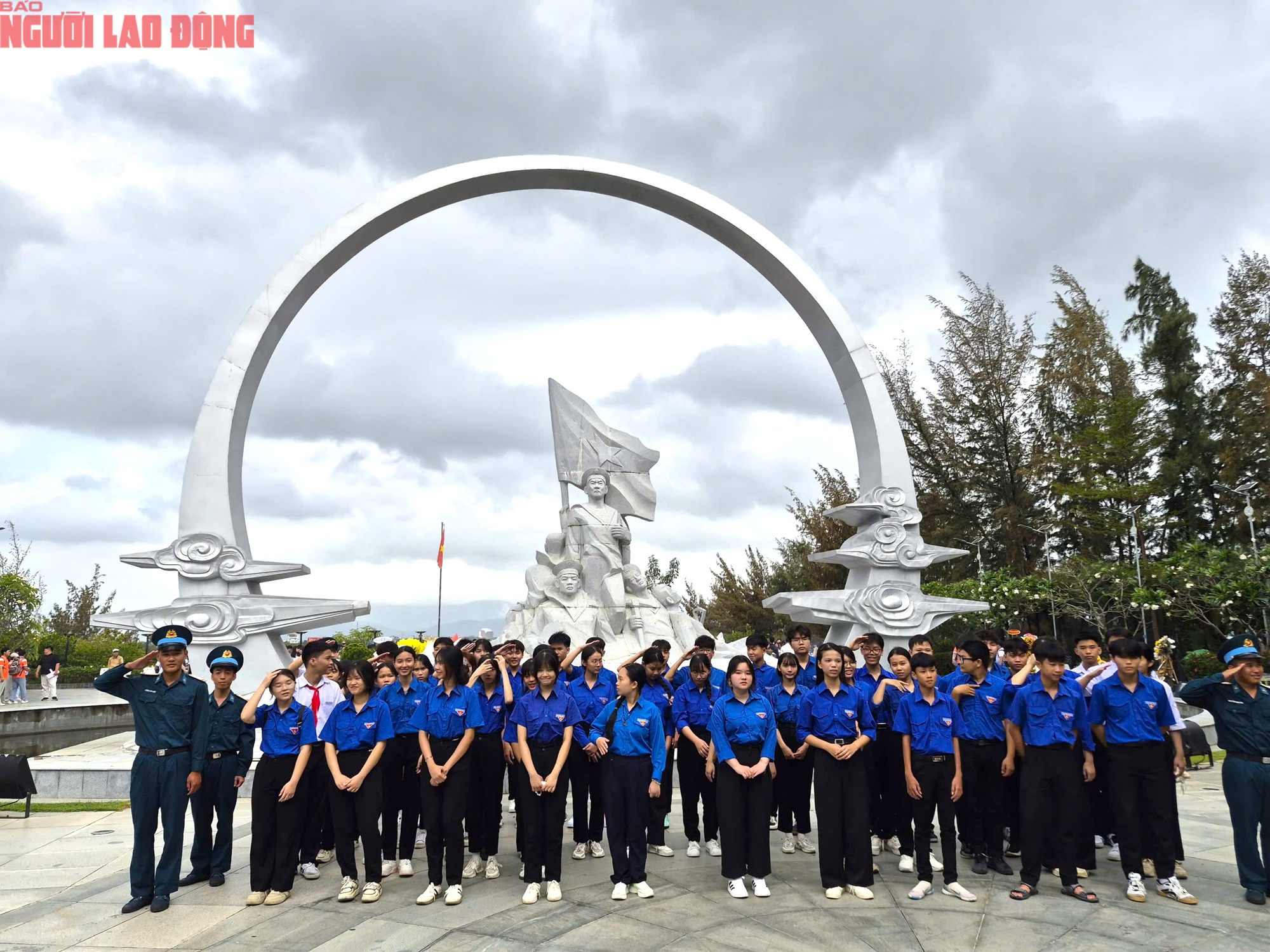 Hàng ngàn người tưởng niệm chiến sĩ Gạc Ma tại khánh hòa - Ảnh 12.